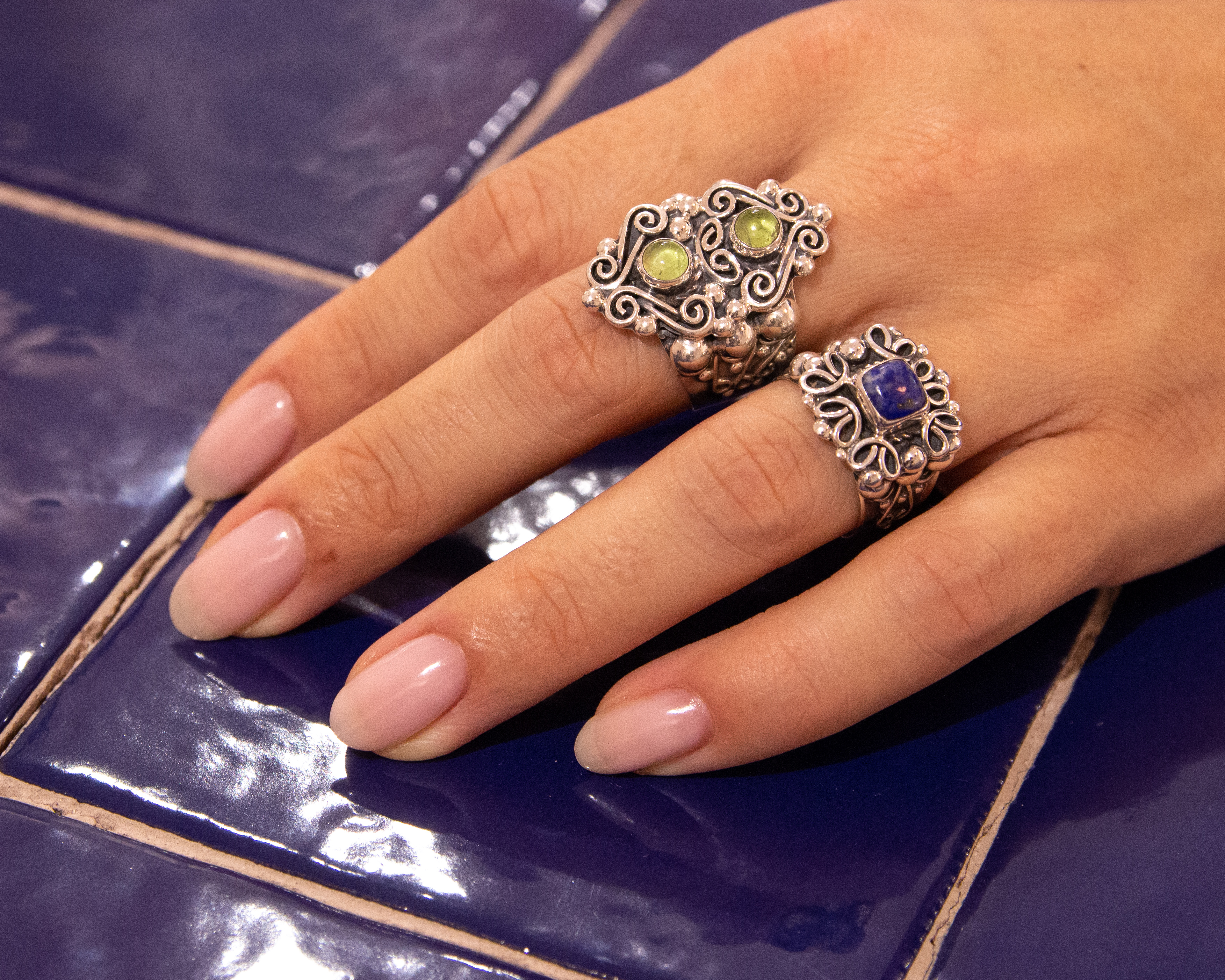 Anillo de plata con peridotos
