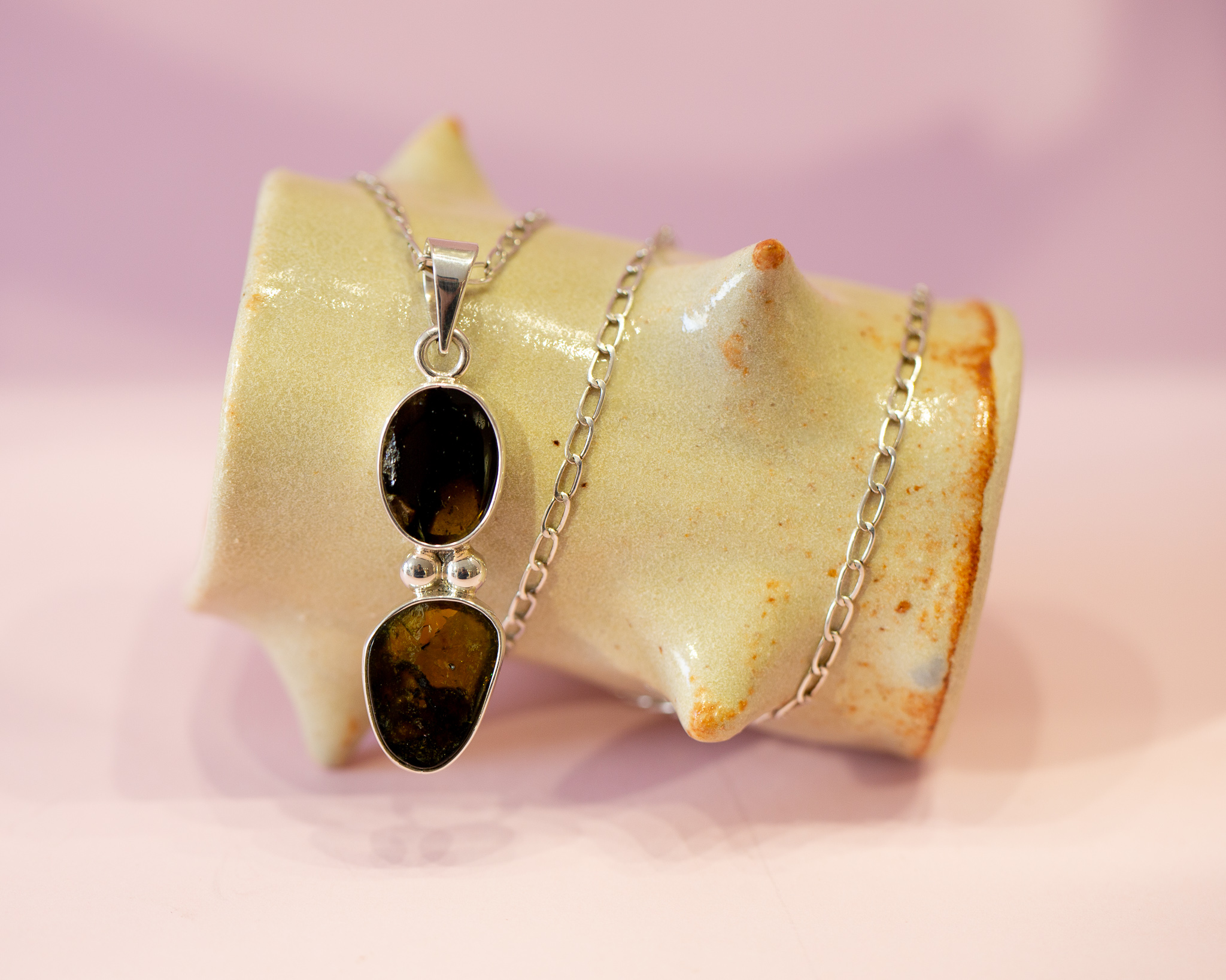 Colgante de plata con un par turmalinas
