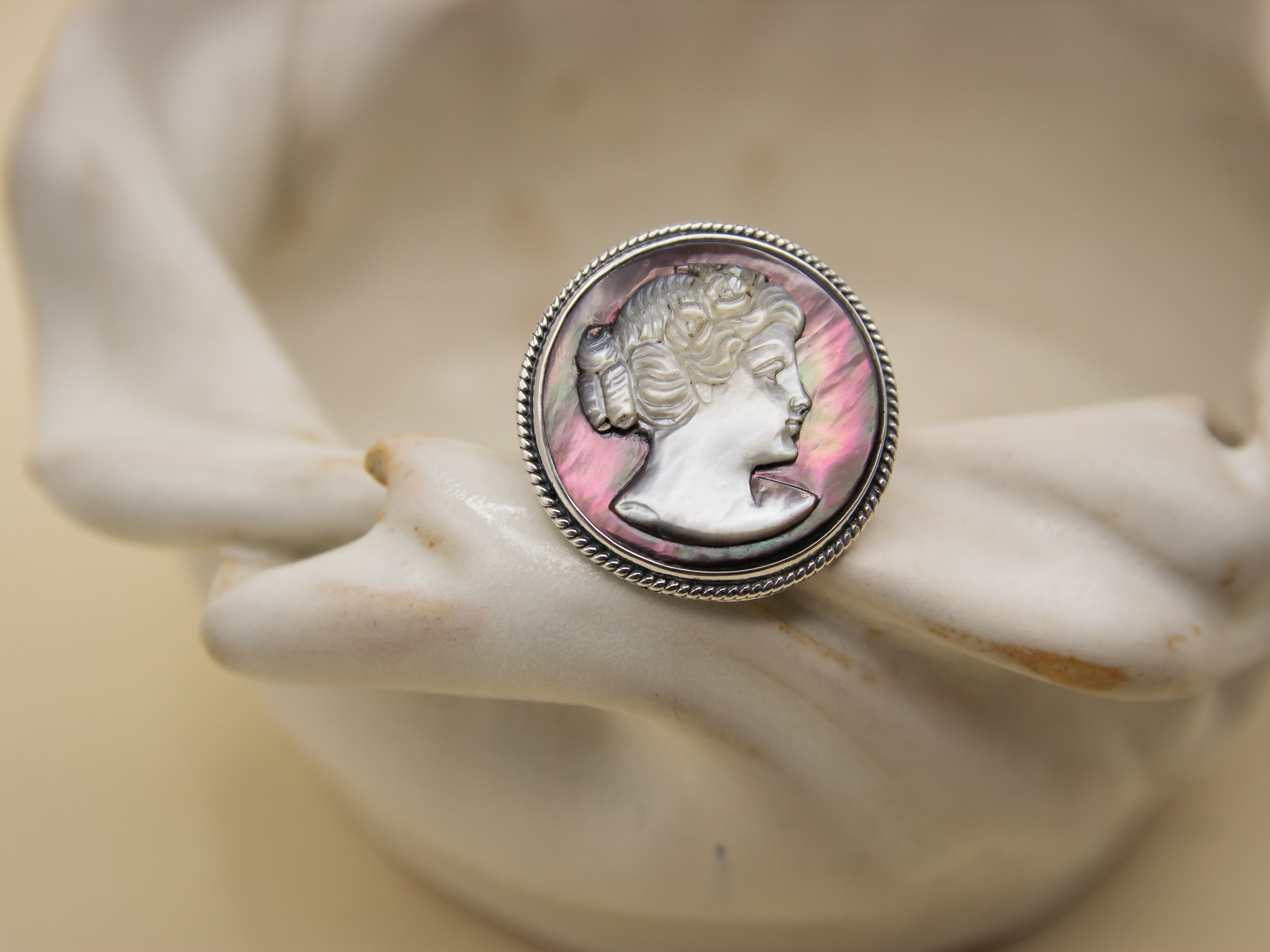 Anillo de plata con camafeo de concha nacar