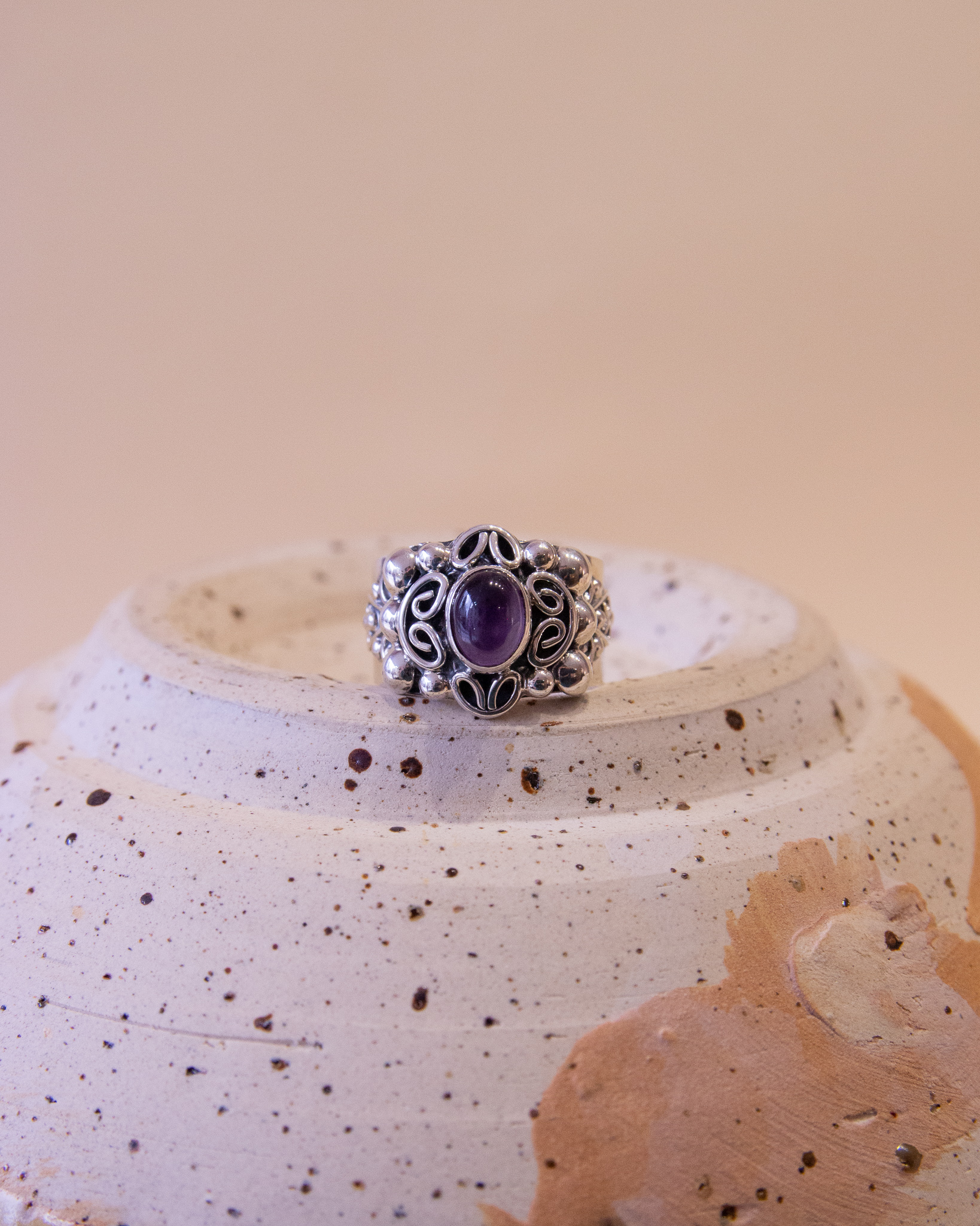 Anillo de plata con cuarzo amatista