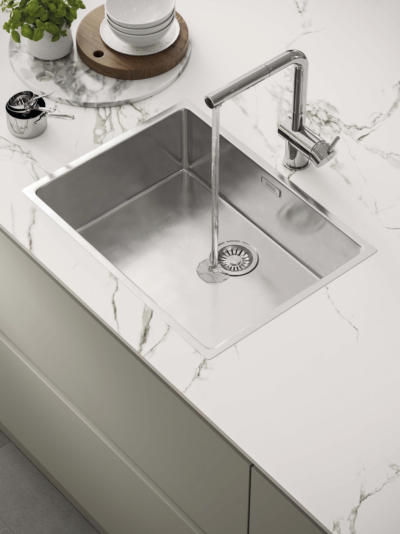 Cuisine d'exposition avec îlot central XXL blanc craie -70%