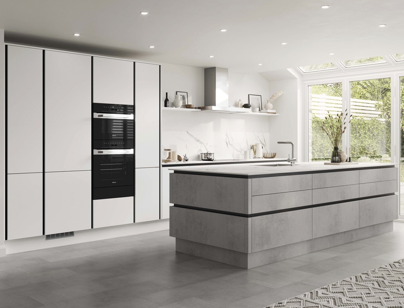 Cuisine d'exposition avec îlot central XXL ciment et blanc -70%