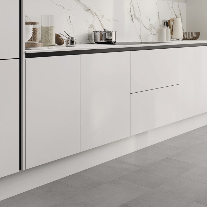 Cuisine d'exposition avec îlot central XXL ciment et blanc -70%
