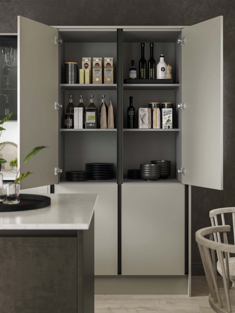 Cuisine d’exposition avec îlot central métal et beige mat -70%