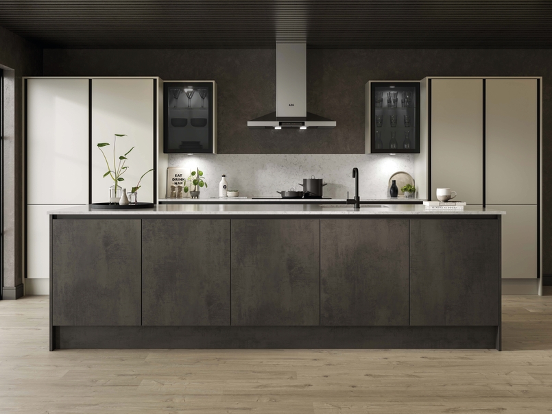 Cuisine d’exposition avec îlot central métal et beige mat -70%