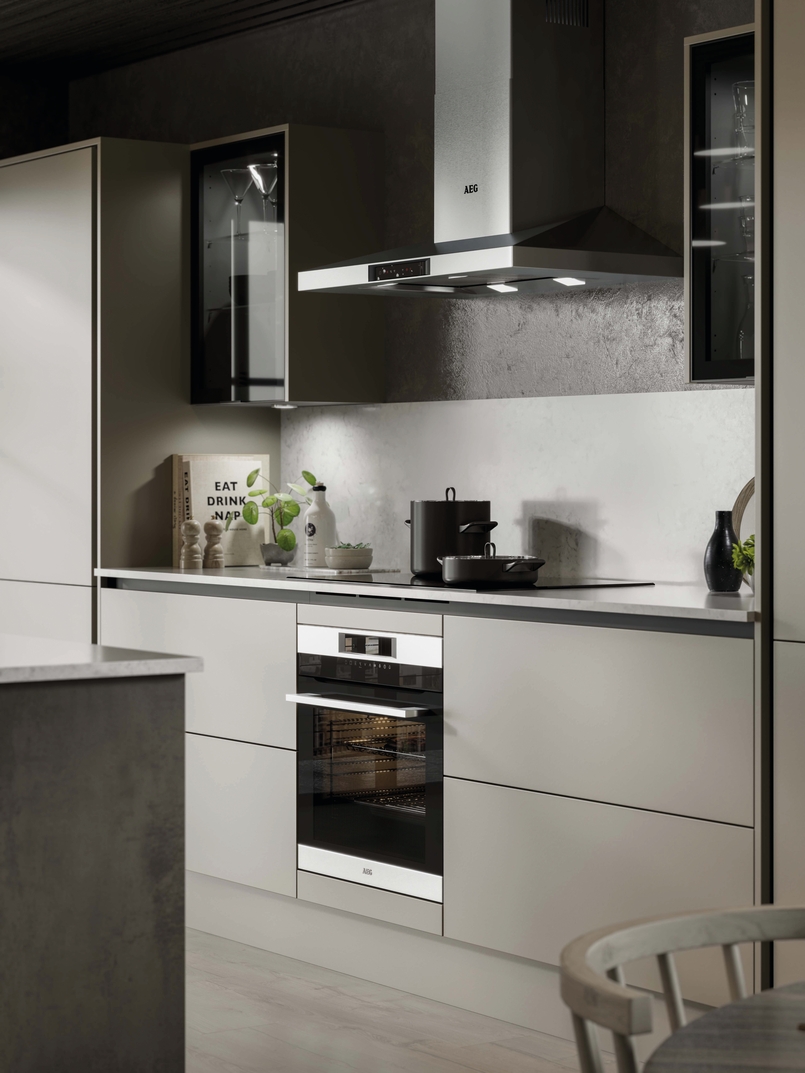 Cuisine d’exposition avec îlot central métal et beige mat -70%