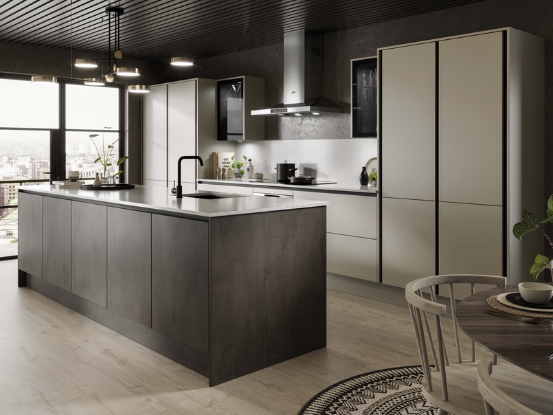 Cuisine d’exposition avec îlot central métal et beige mat -70%