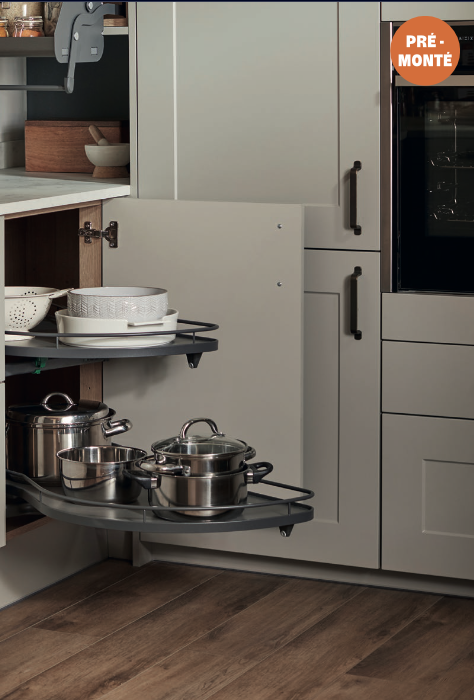 Cuisine d'exposition avec îlot central bois sombre -70%