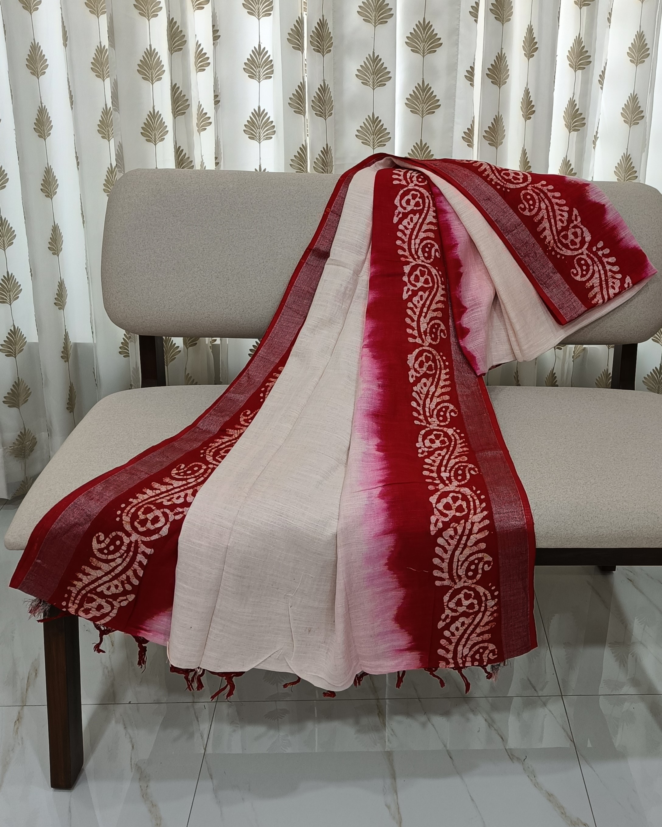 Red & White Linen Saree With Batik	Work