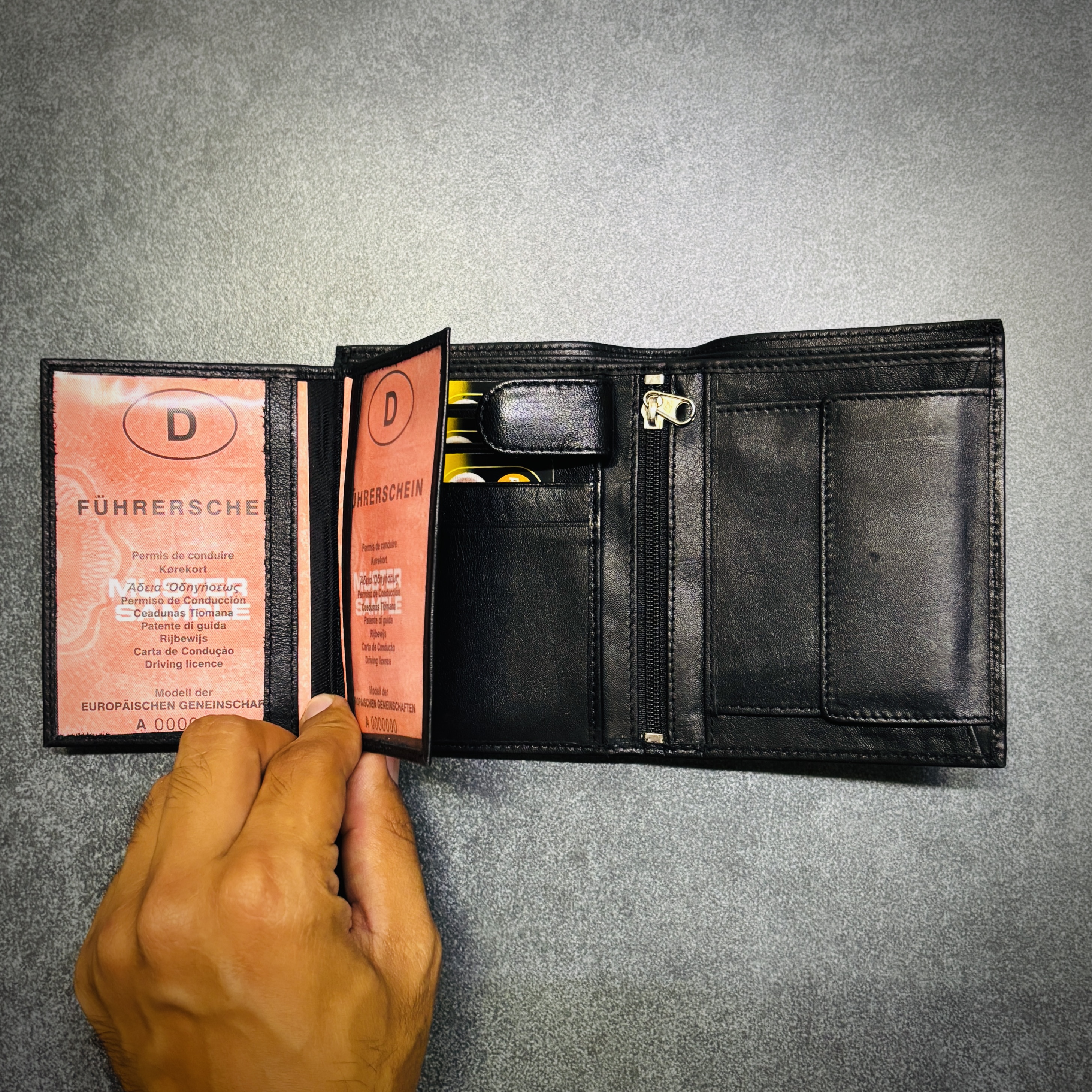 LOOKS Men’s Classic Leather Wallet – Black Foldable Wallet with Coin Pouch & Card Holders