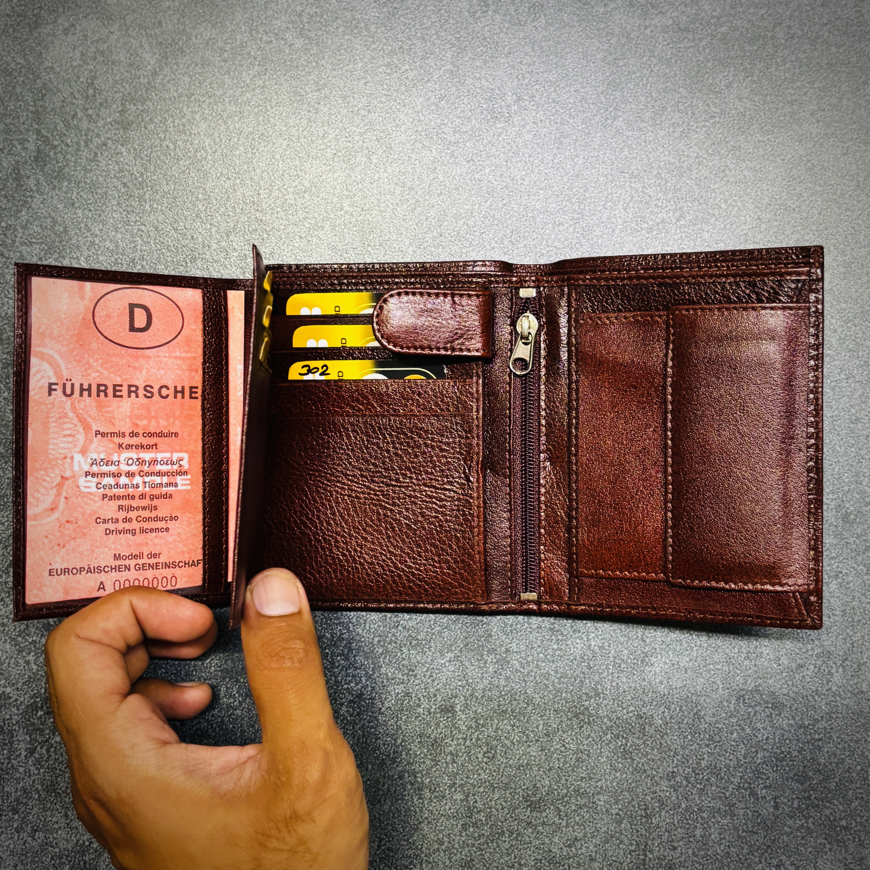 LOOKS Men’s Classic Leather Wallet – Brown Foldable Wallet with Coin Pouch & Card Holders