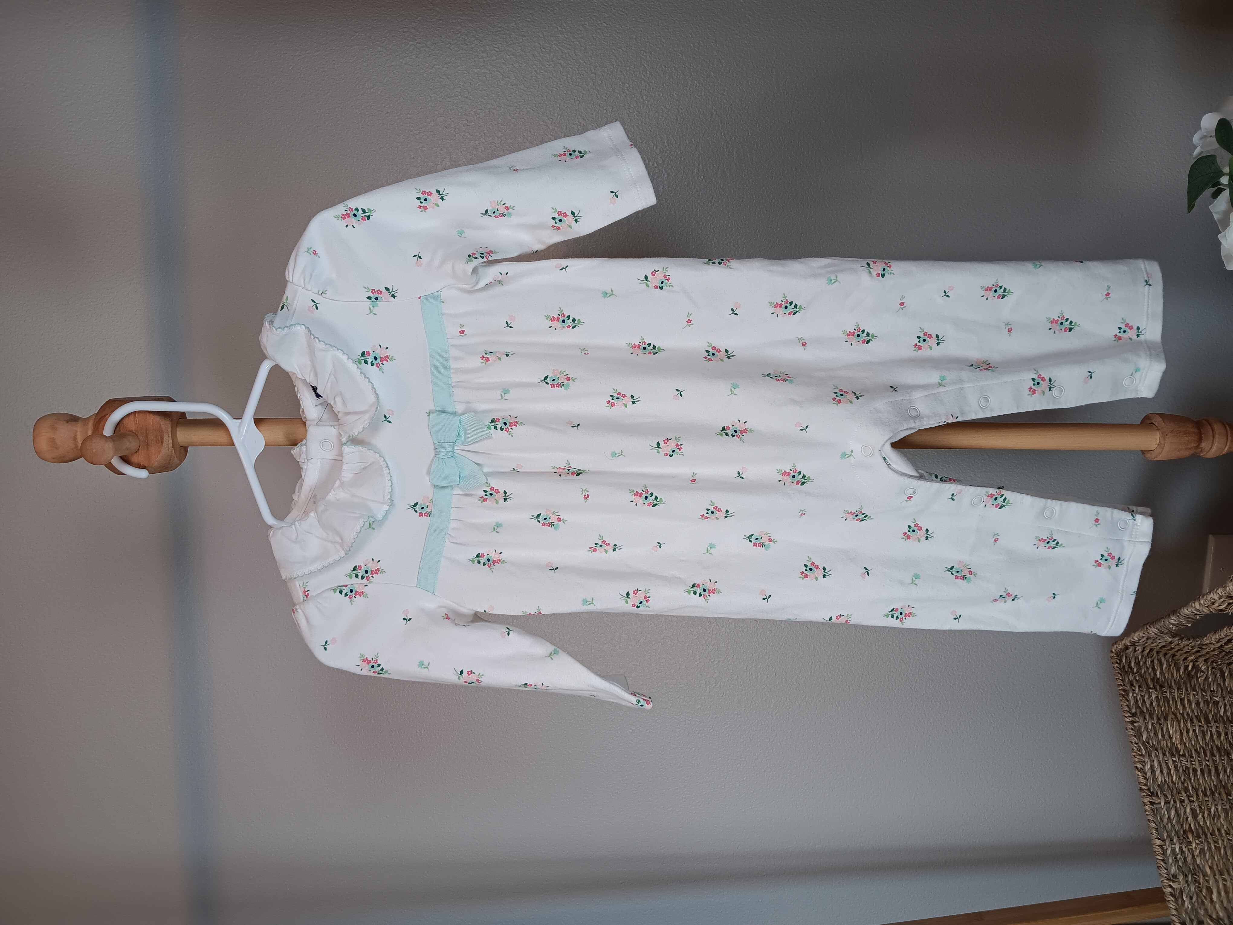 Baby Floral Romper Charming white one-piece with delicate floral print by Janie and Jack size 6 to 12 months