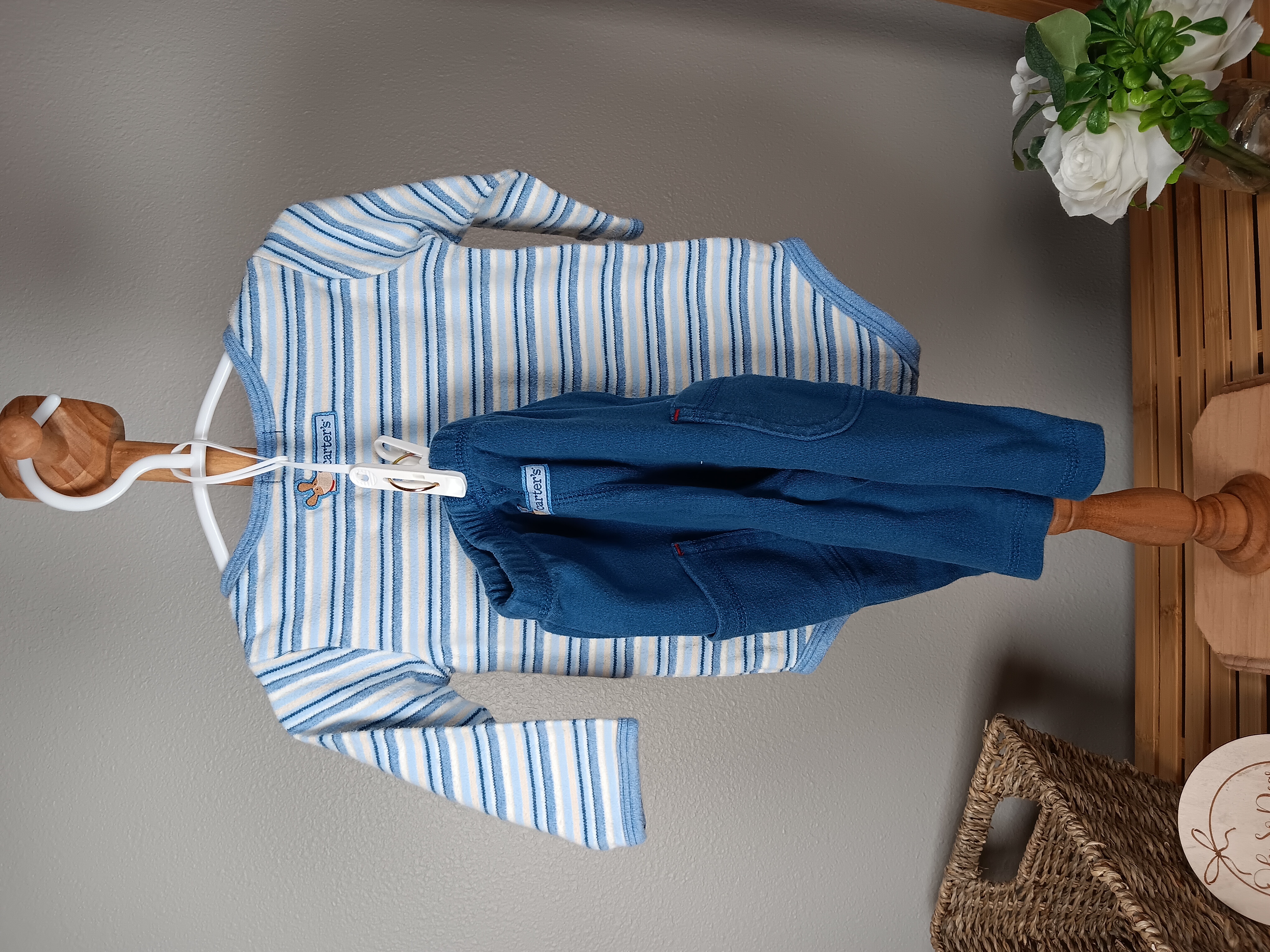 Baby striped long-sleeve bodysuit with pants by Carters. Puppy applique on chest onesie and pants has wash wear. Size 3 to 6 months