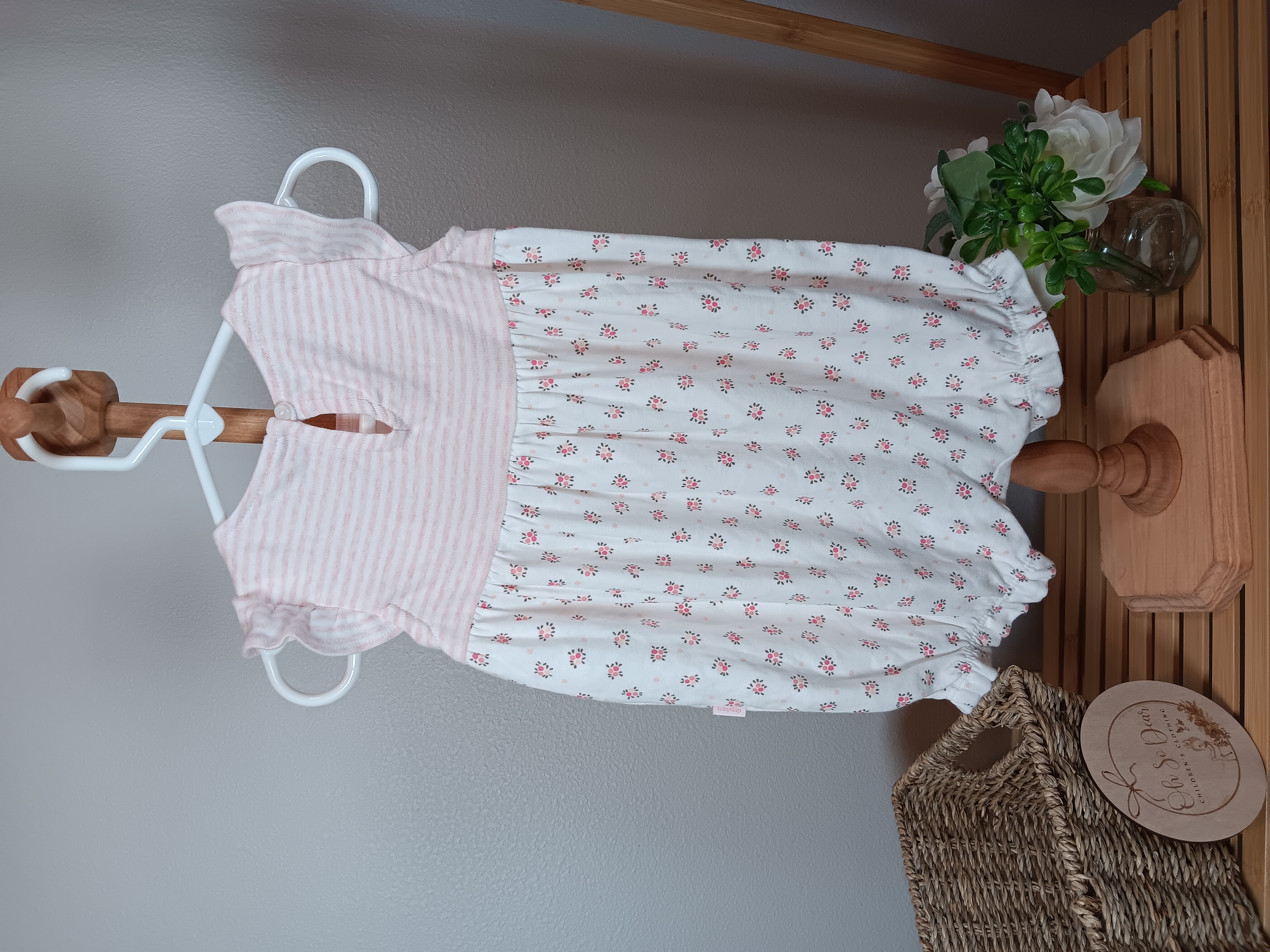 Baby Girl Floral Romper NWT size 6 to 12 months from baby Gap Adorable romper for your little one