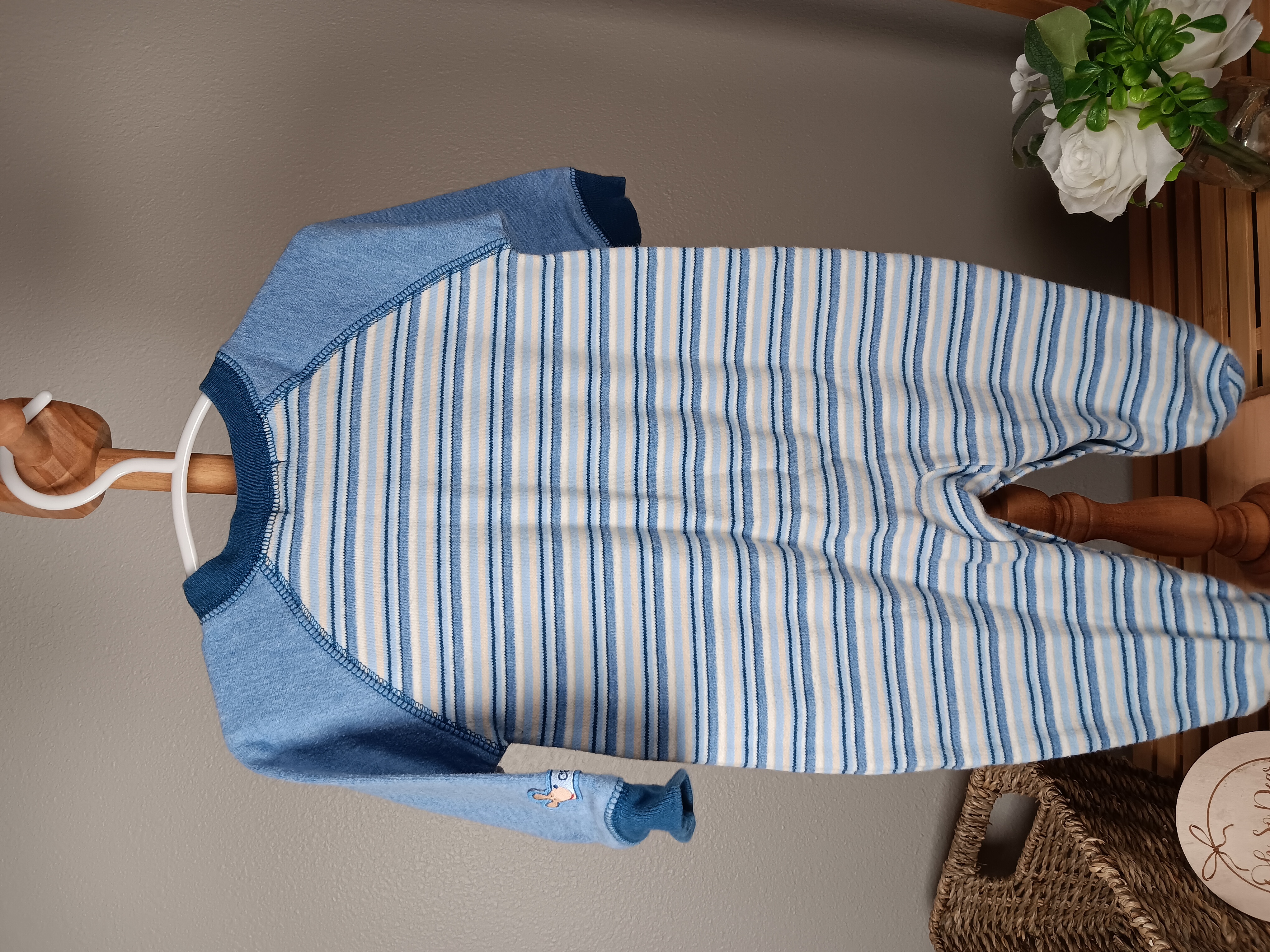 Adorable blue and white infant sleep and play with playful dog applique by Carters size 3 to 6 months VGUC 