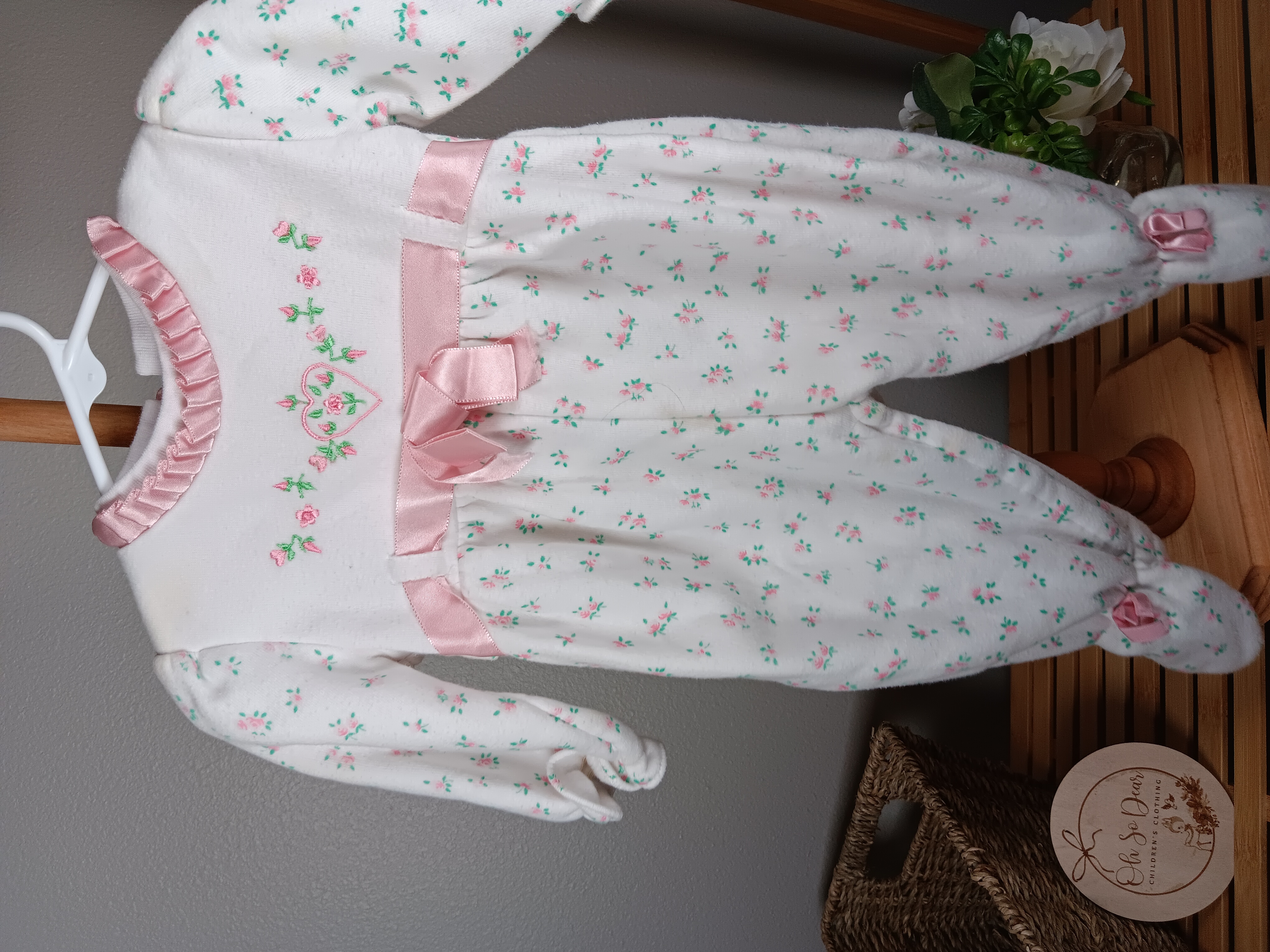 Baby girl floral romper Elegant white and pink long sleeve infant sleep and play size 6 to 9 months in GUC Y2K