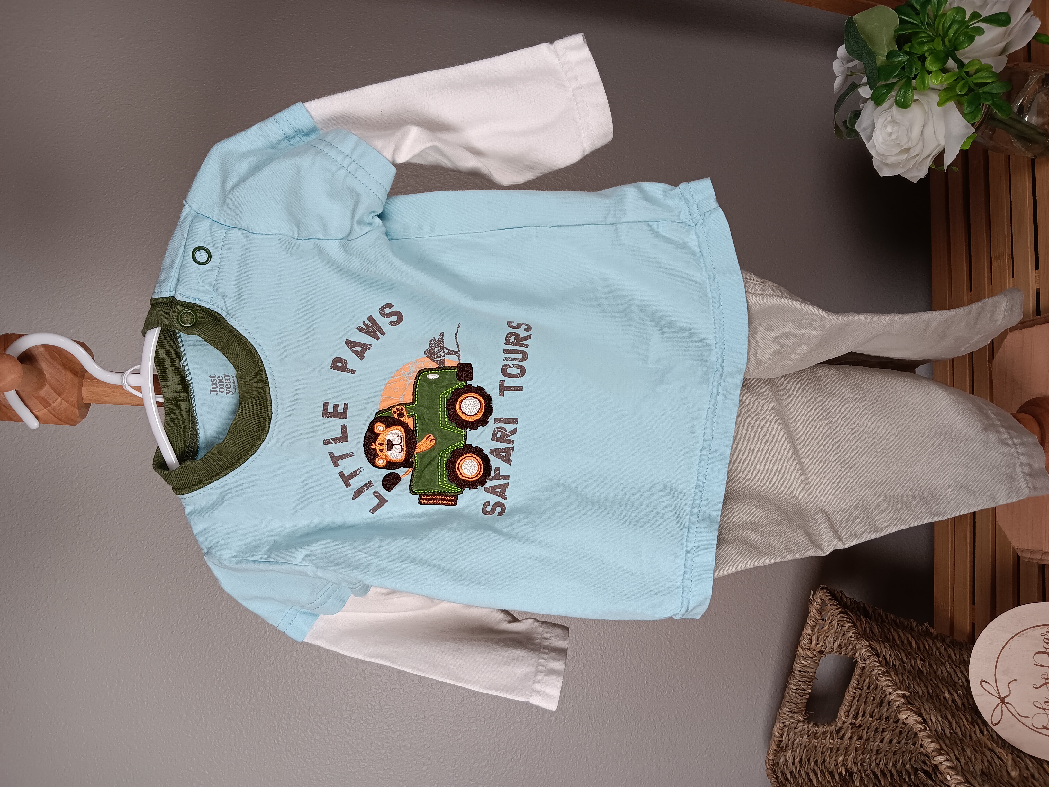 Children's Safari Tour Outfit, Playful set with a printed tee and pants size 12 months VGUC