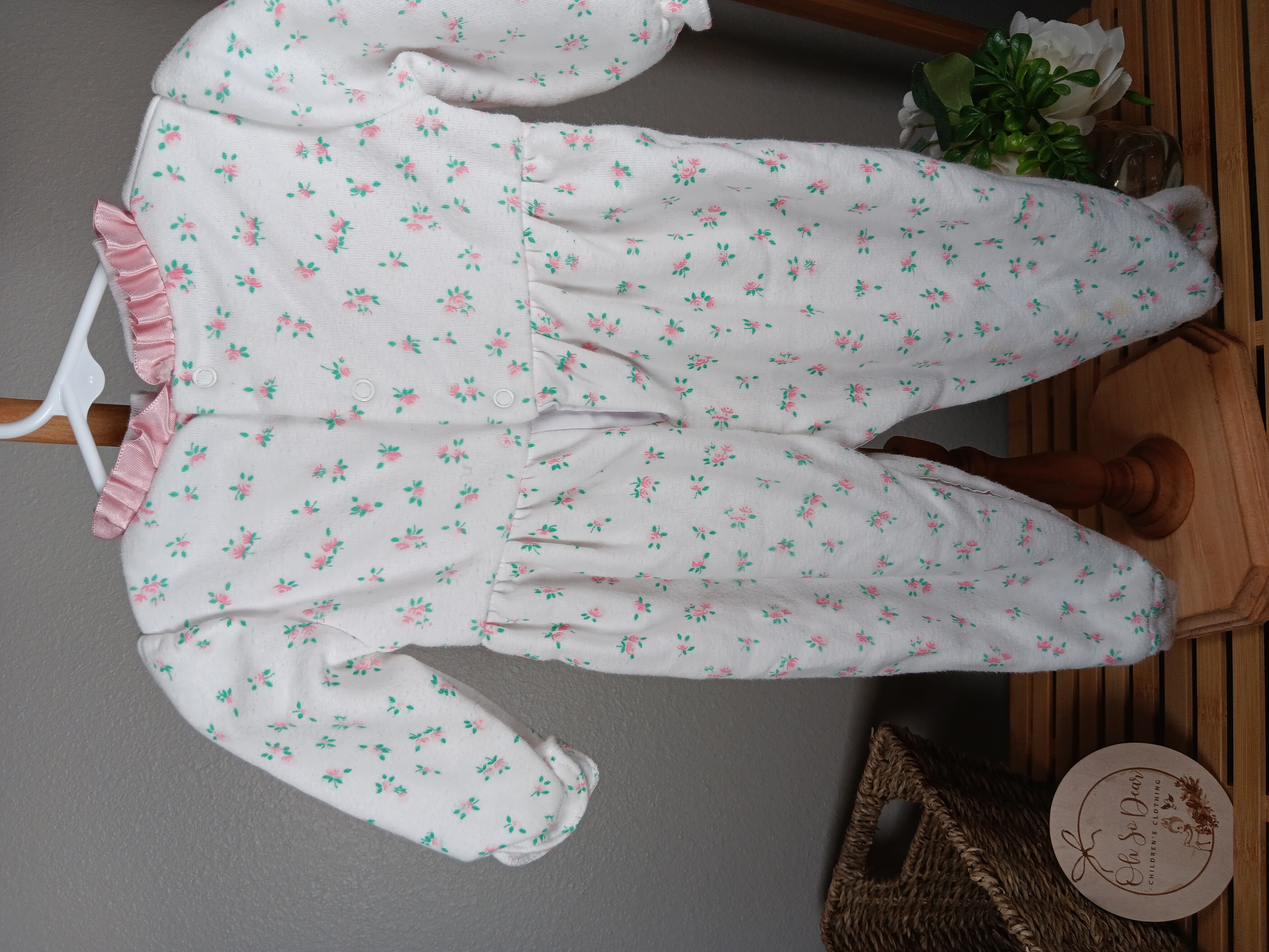 Baby girl floral romper Elegant white and pink long sleeve infant sleep and play size 6 to 9 months in GUC Y2K