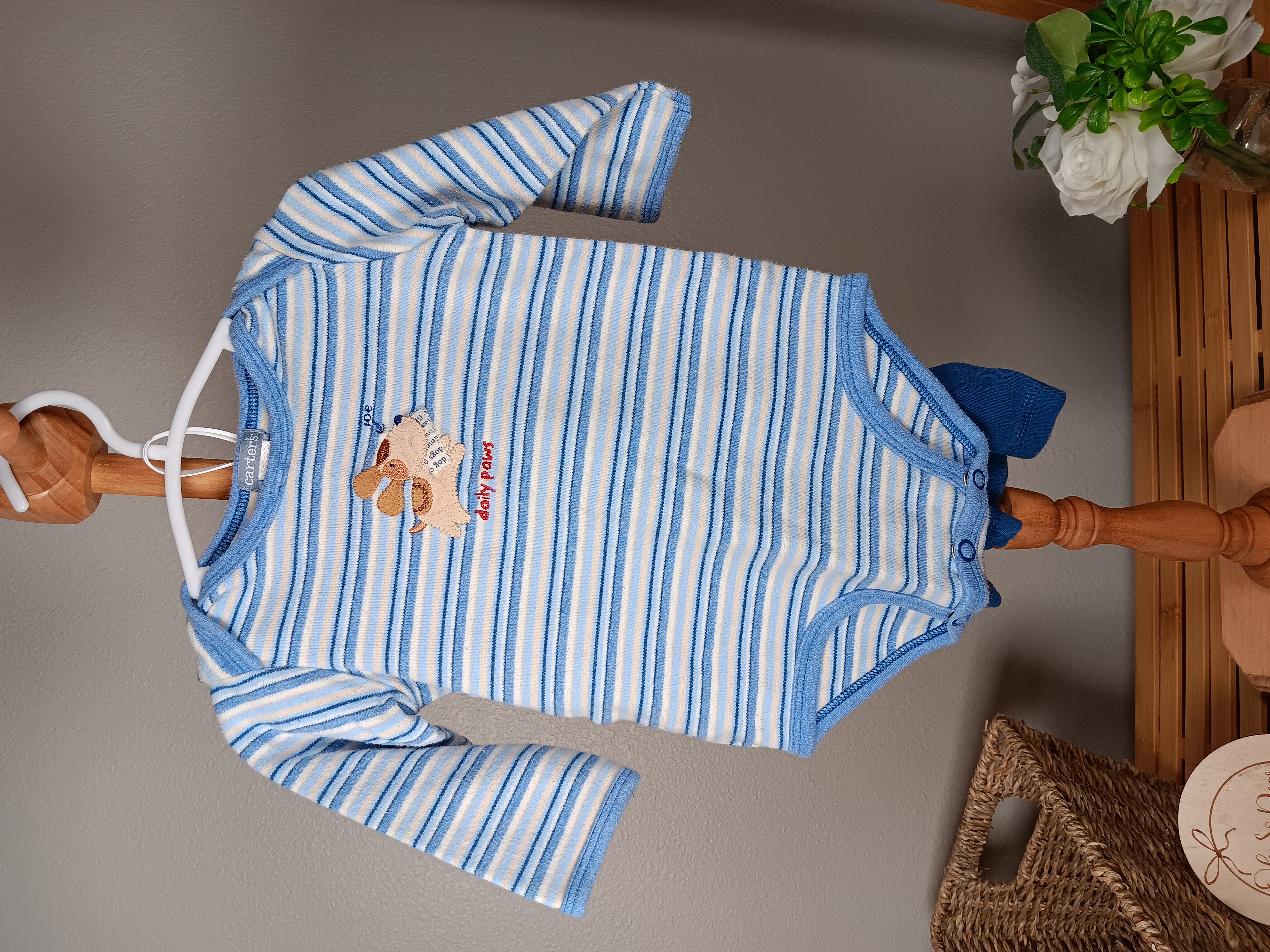 Baby striped long-sleeve bodysuit with pants by Carters. Puppy applique on chest onesie and pants has wash wear. Size 3 to 6 months