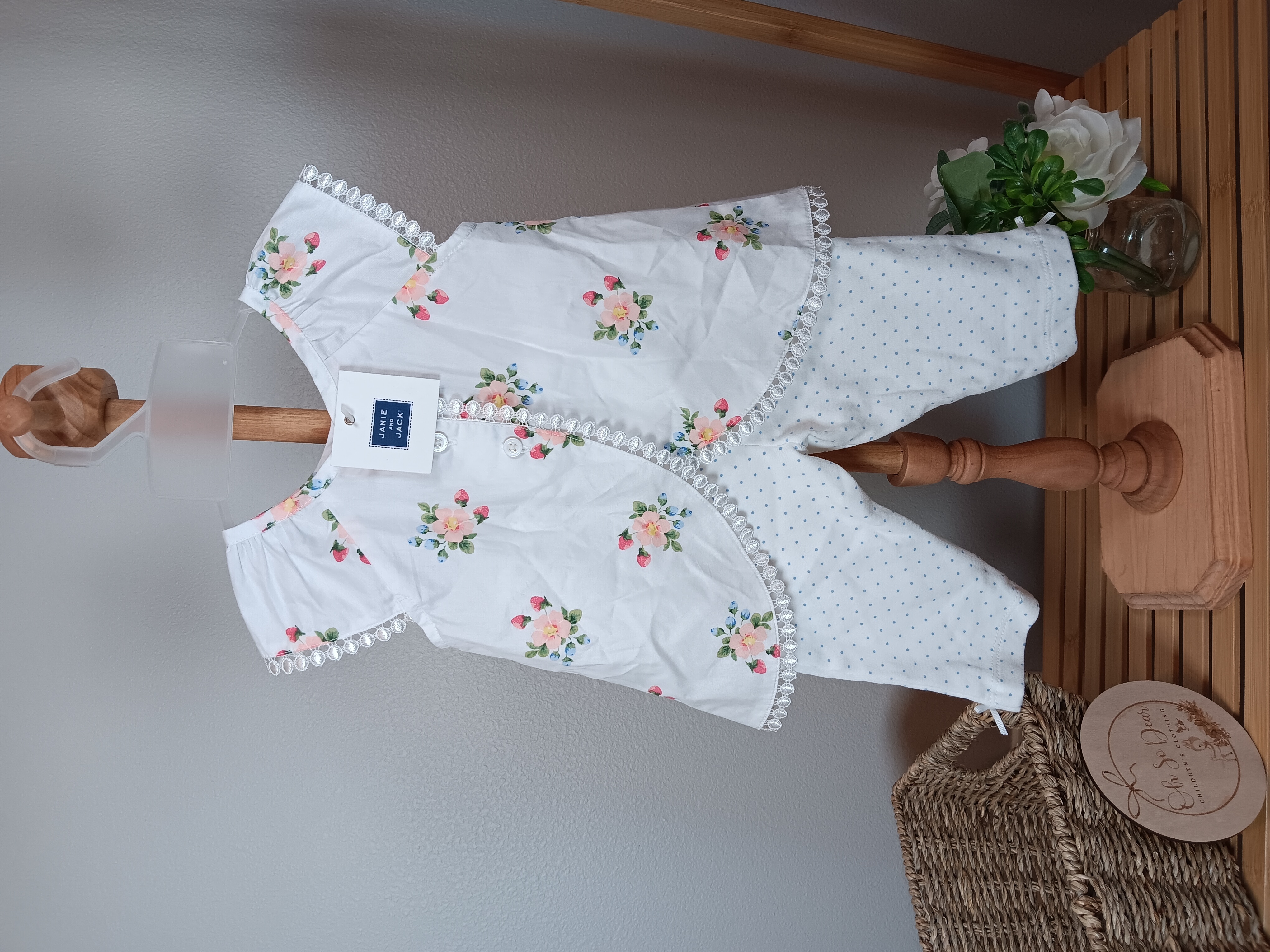 Adorable white two-piece for little girls Floral baby outfit set 6 months top Janie and Jack pants carters brand