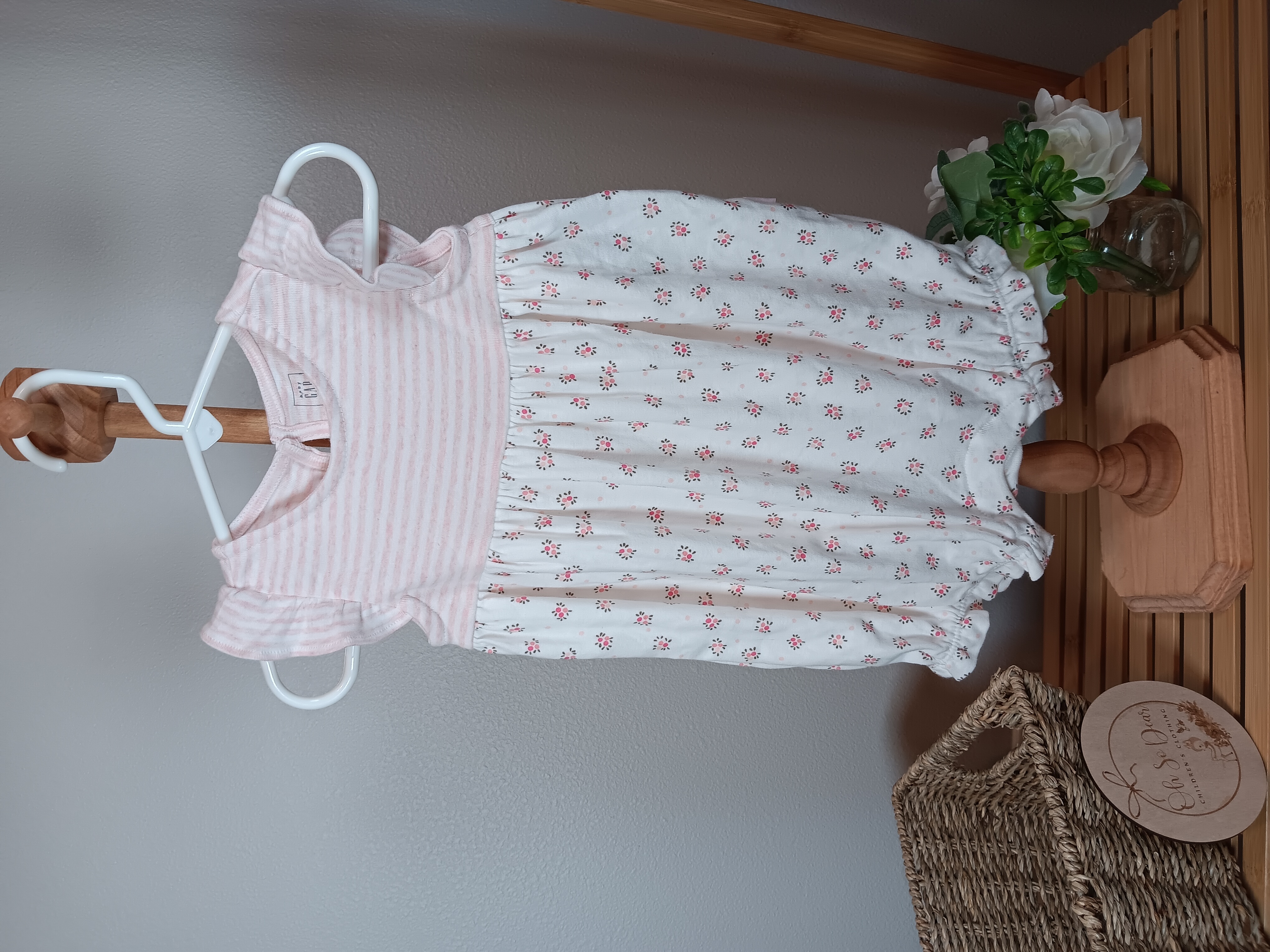 Baby Girl Floral Romper NWT size 6 to 12 months from baby Gap Adorable romper for your little one