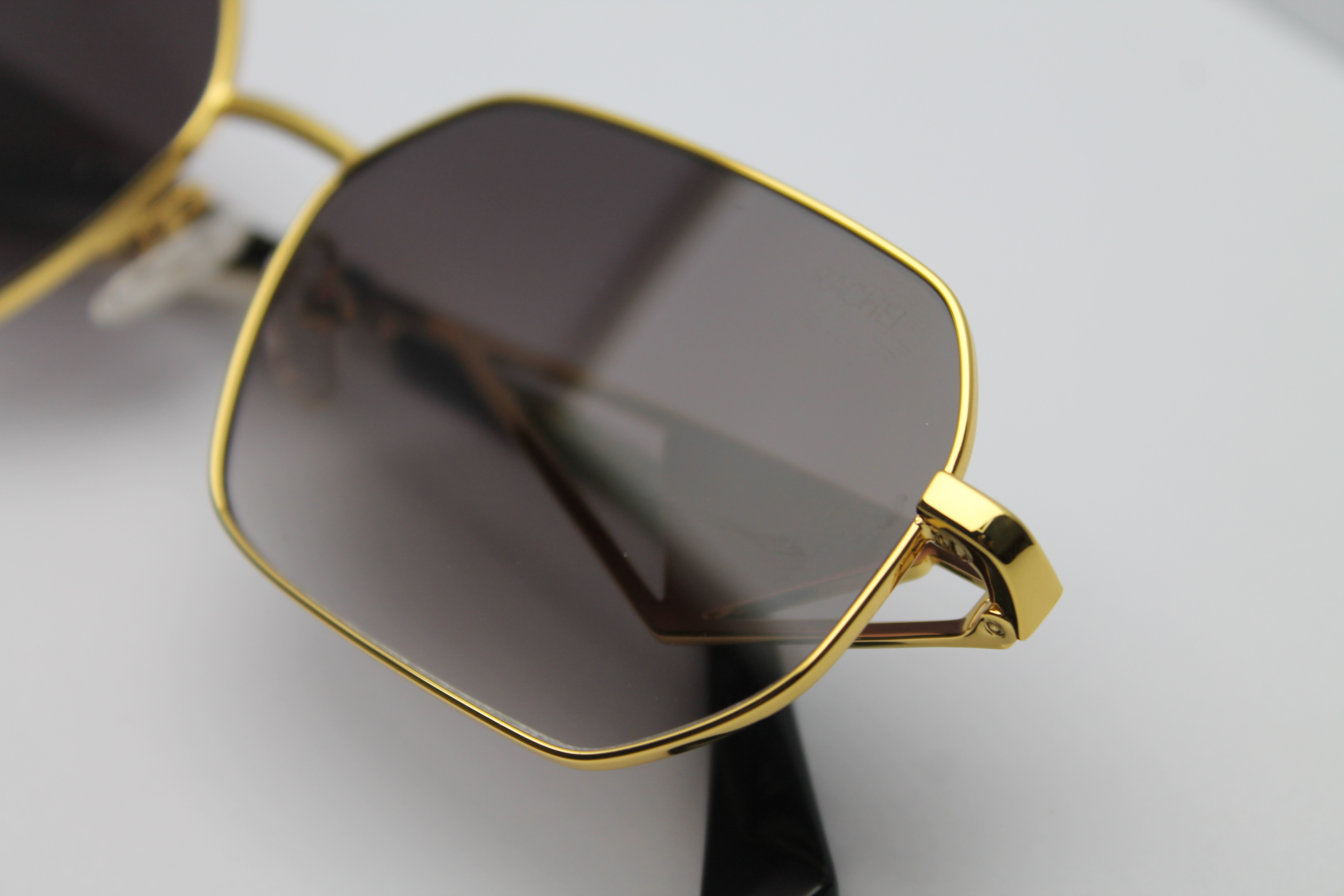 Altın Çerçeveli Güneş Gözlüğü