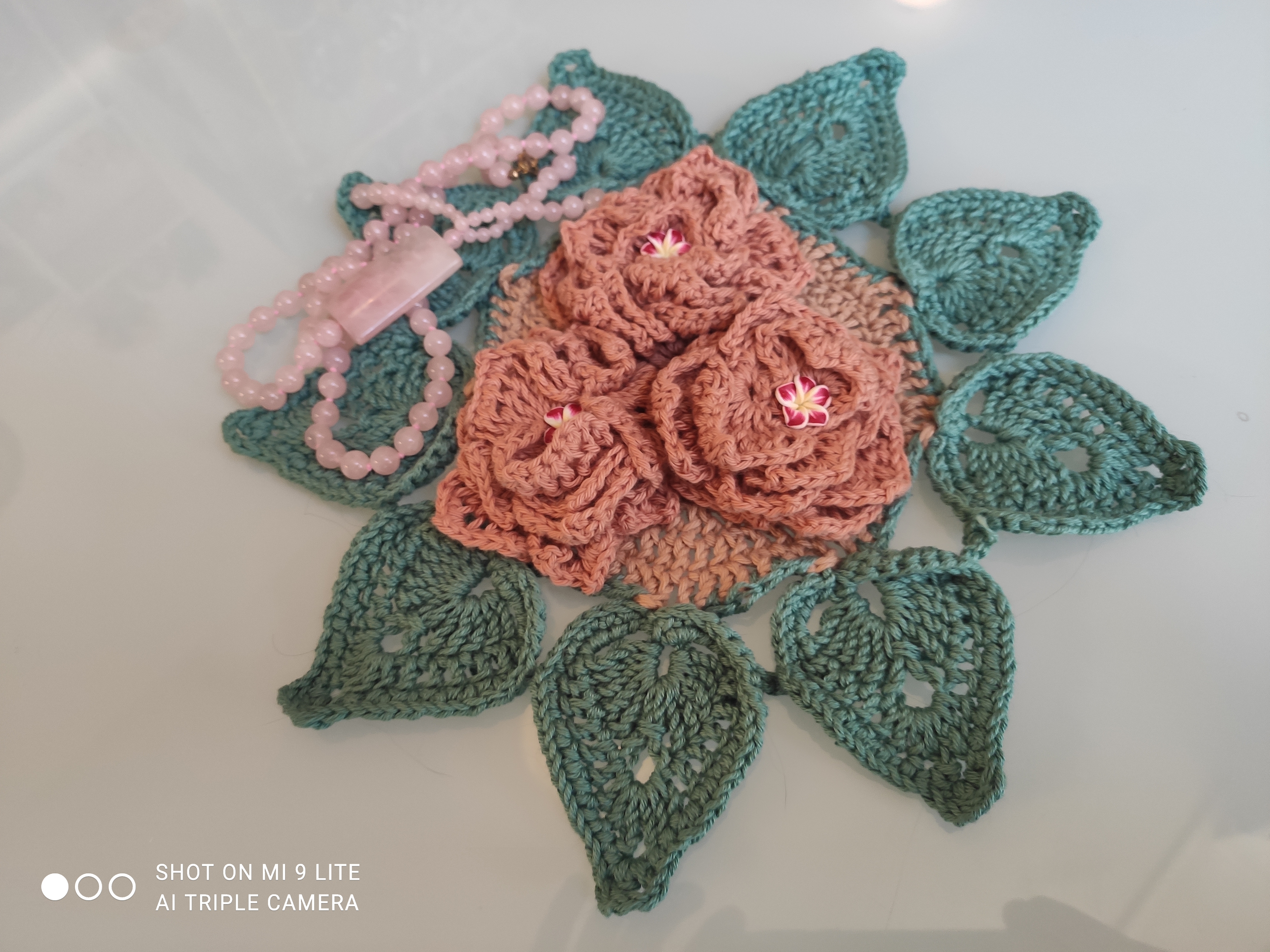 Trois roses en relief pour 