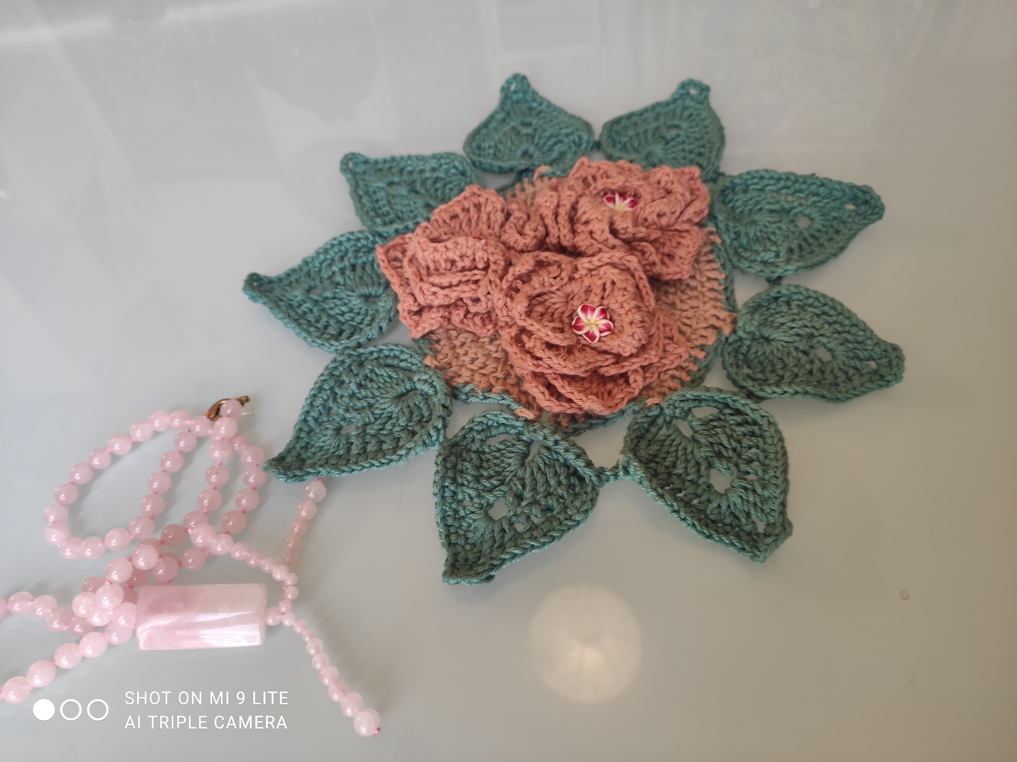 Trois roses en relief pour 