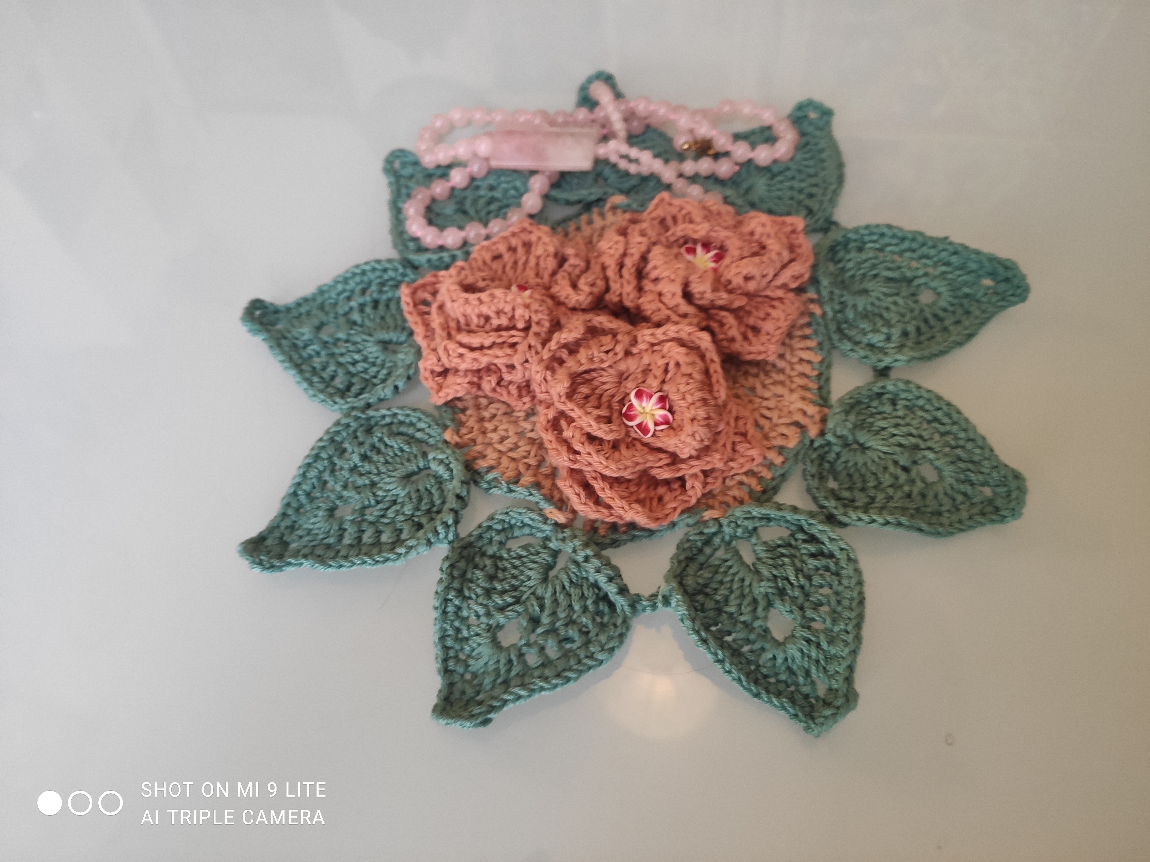 Trois roses en relief pour 