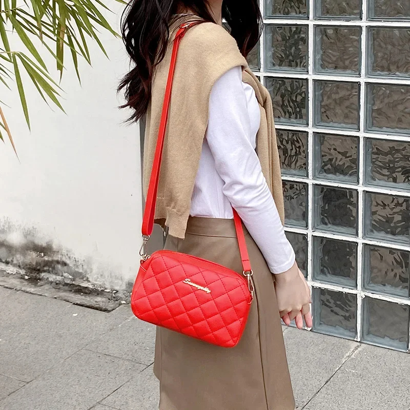 Bolso bandolera pequeño con borlas para mujer, tendencia Lingge, bordado, cámara, bolso de hombro femenino, cadena de moda, bolsos cruzados para mujer 2024