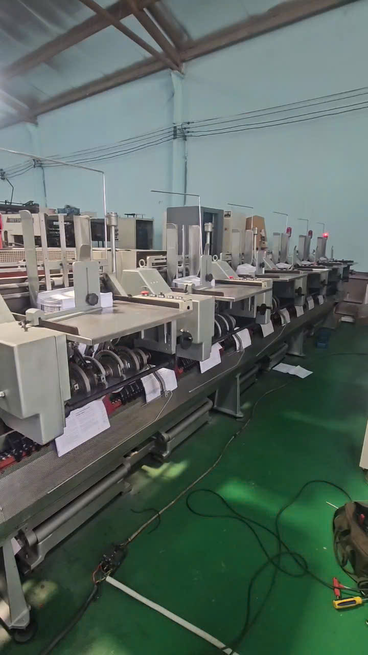 Máy đóng ghim kỵ mã Osako – Dòng máy tích hợp bắt tay sách, đóng ghim và cắt xén, phù hợp sản xuất sách và tạp chí số lượng lớn.