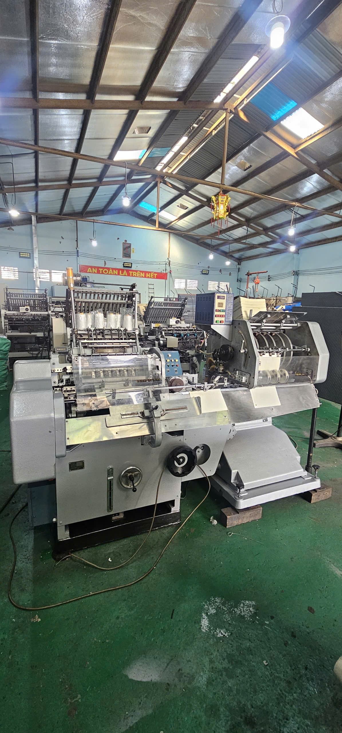 Máy khâu sách tự động tốc độ cao - Ishida. Dùng để khâu các tay sách rời, tạo liên kết chắc chắn trước khi vào bìa. Phù hợp sản xuất sách giáo khoa, sách dày, sách cao cấp.