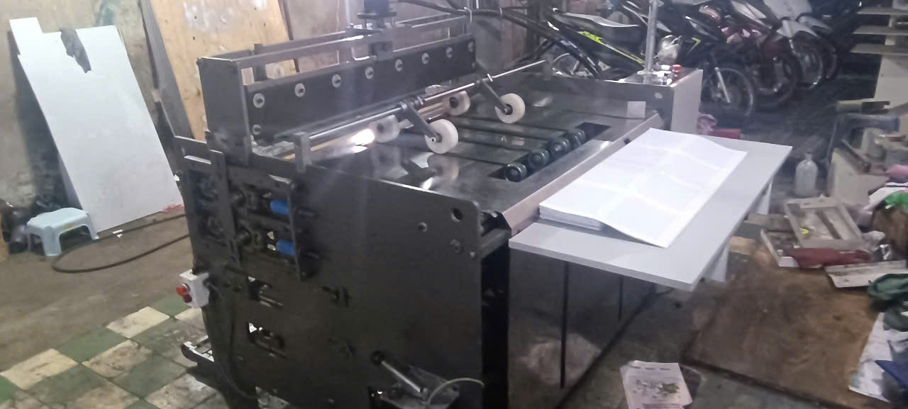 Máy gấp & lăn ép vuông gáy tập học sinh – Giải pháp hoàn thiện tập vở công nghiệp