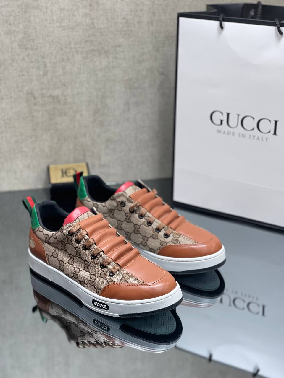  Baskets basses Gucci Rhyton GG Motif Cuir Marron