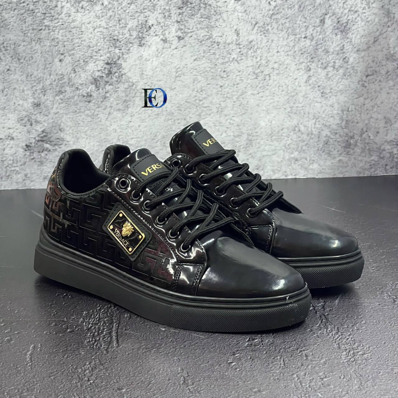 Baskets Basses Versace Noir Verni avec Motif GG