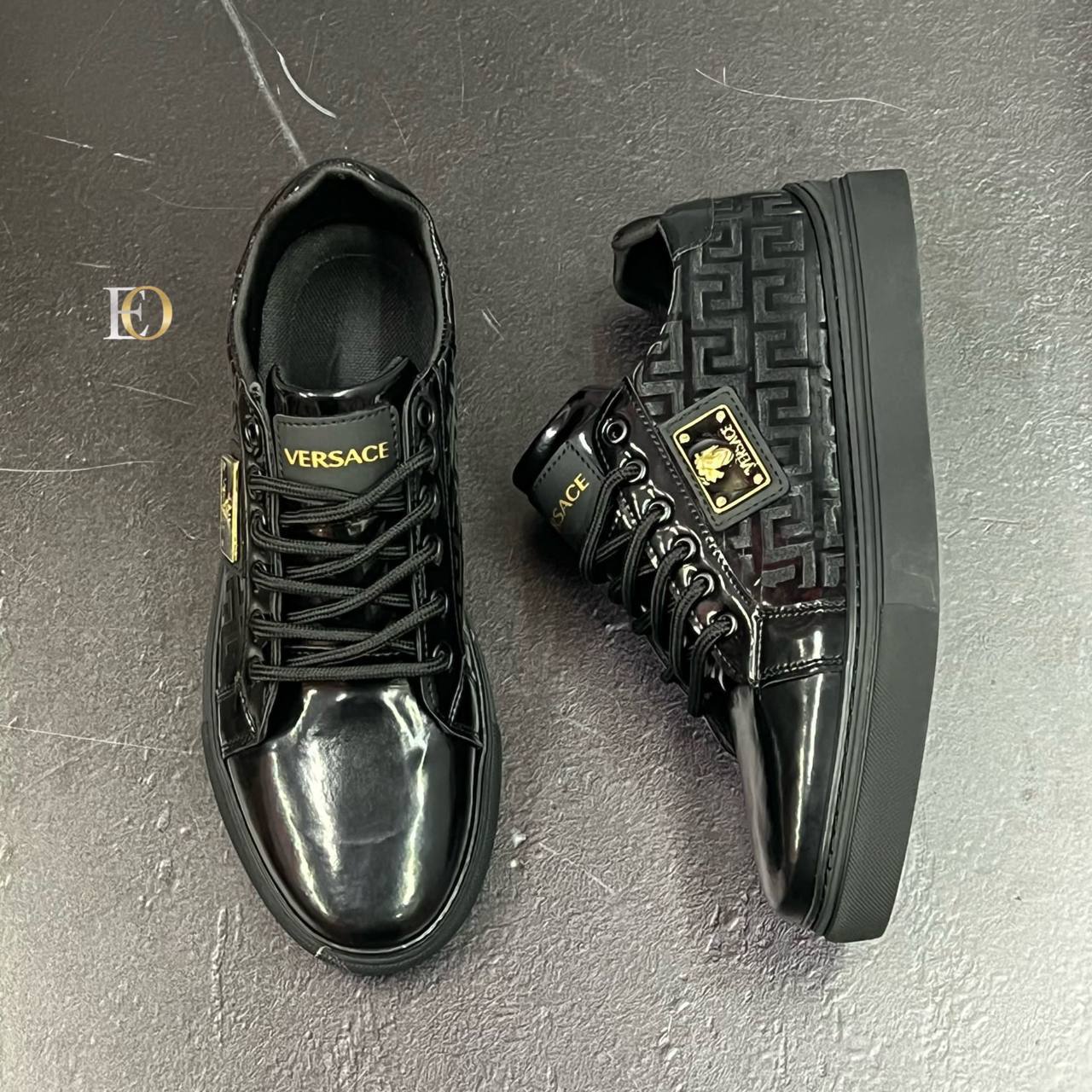Baskets Basses Versace Noir Verni avec Motif GG