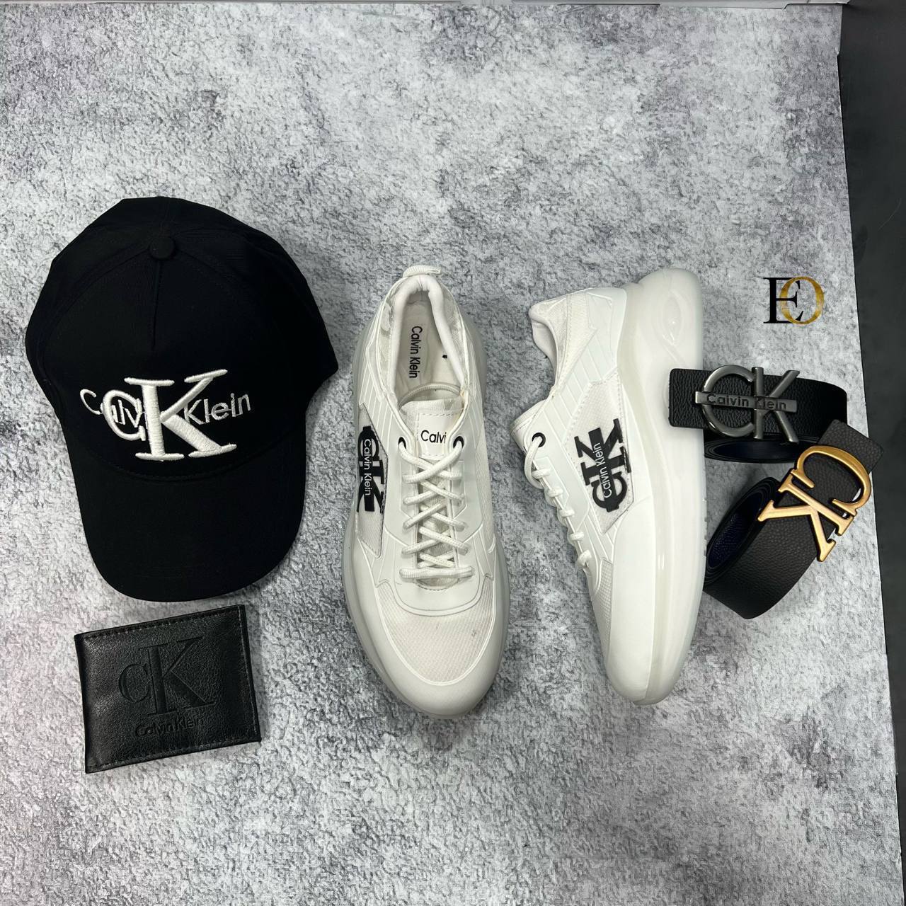 Ensemble Calvin Klein Blanc et Noir : Baskets, Casquette et Portefeuille