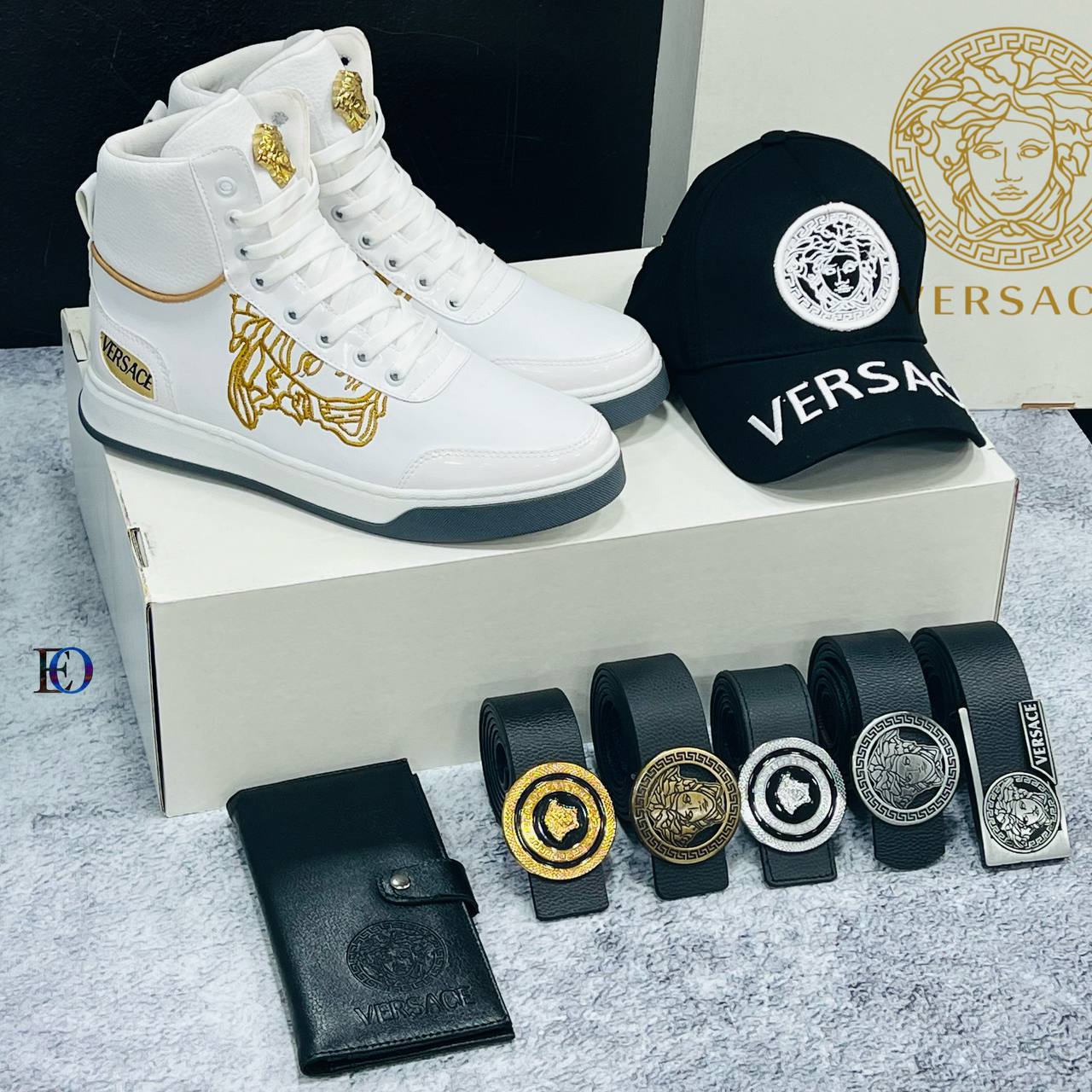  Ensemble Versace Blanc et Or : Baskets Montantes, Casquette, Ceintures et Portefeuille