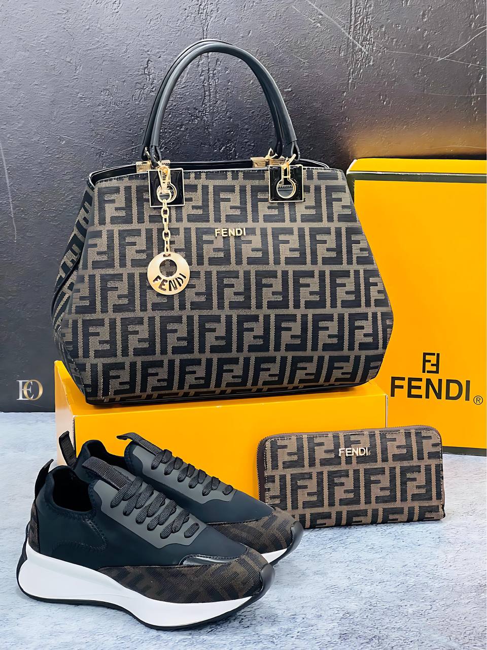 Ensemble Fendi Noir et Marron : Sac à Main, Baskets et Portefeuille - Motif FF Iconique