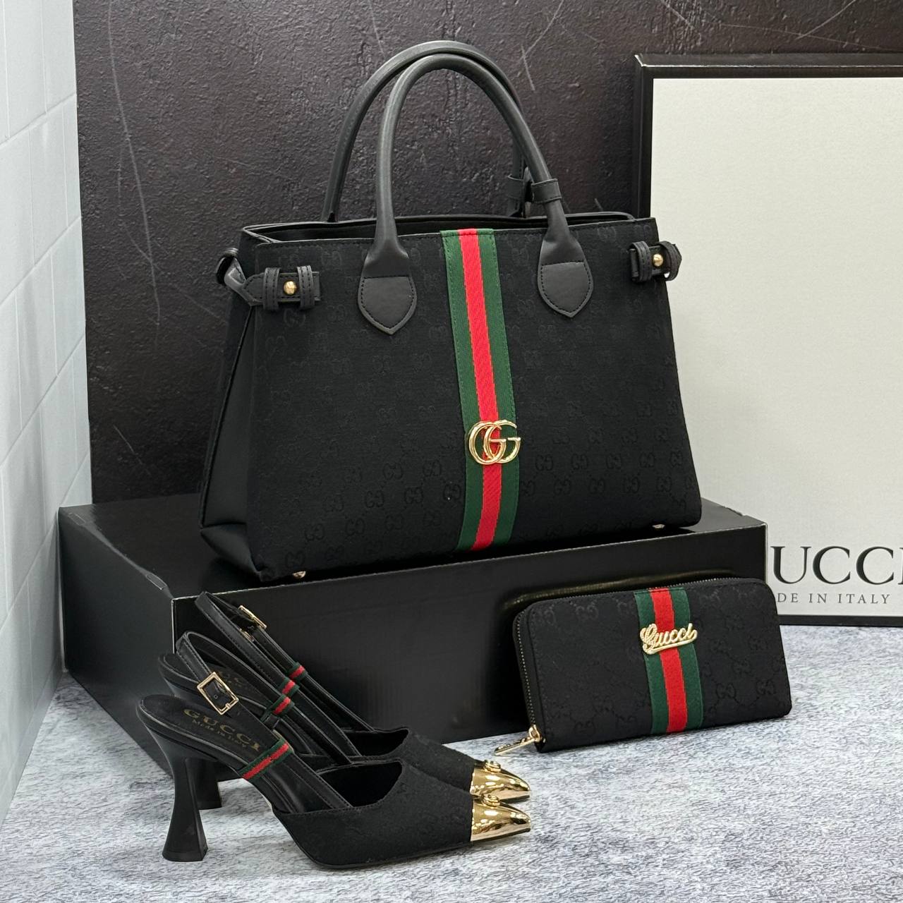 Ensemble Gucci Noir Élégant : Sac Dionysus, Portefeuille et Escarpins Assortis