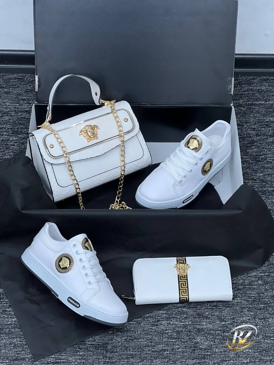 Ensemble Versace Noir et Or : Sac Bandoulière, Baskets et Portefeuille
