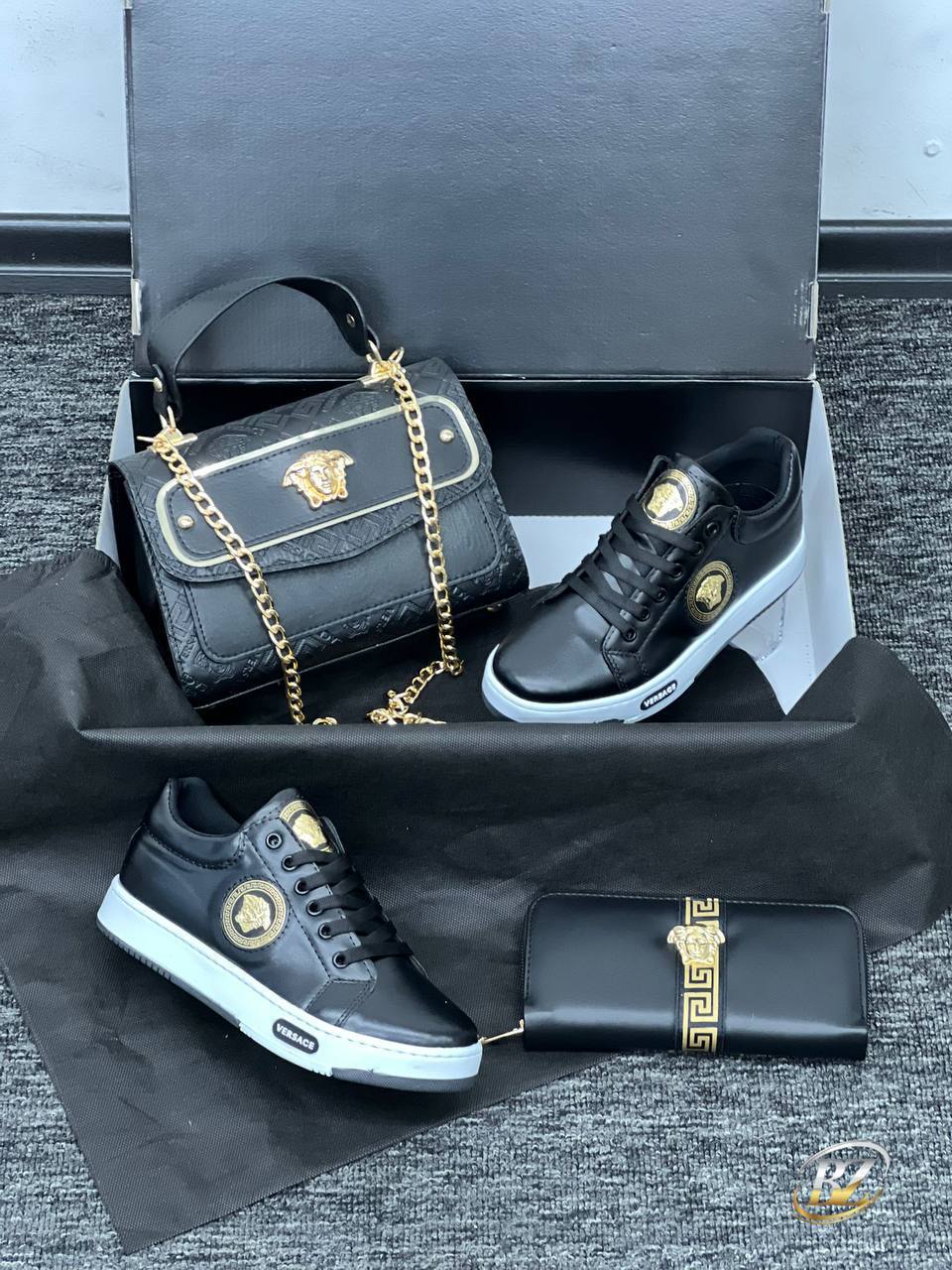 Ensemble Versace Noir et Or : Sac Bandoulière, Baskets et Portefeuille