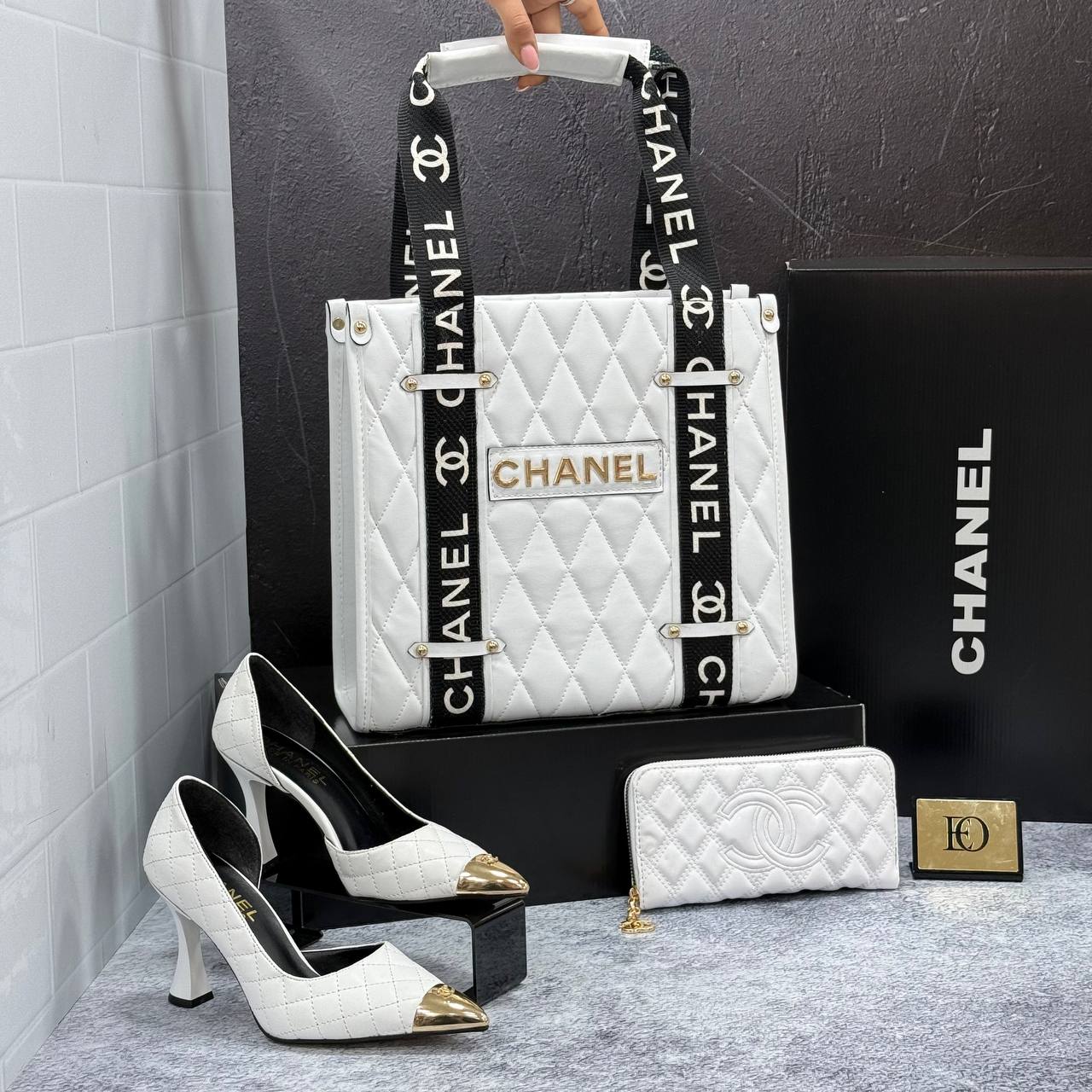 Ensemble Chanel Blanc et Or : Sac à Main, Portefeuille et Escarpins Assortis