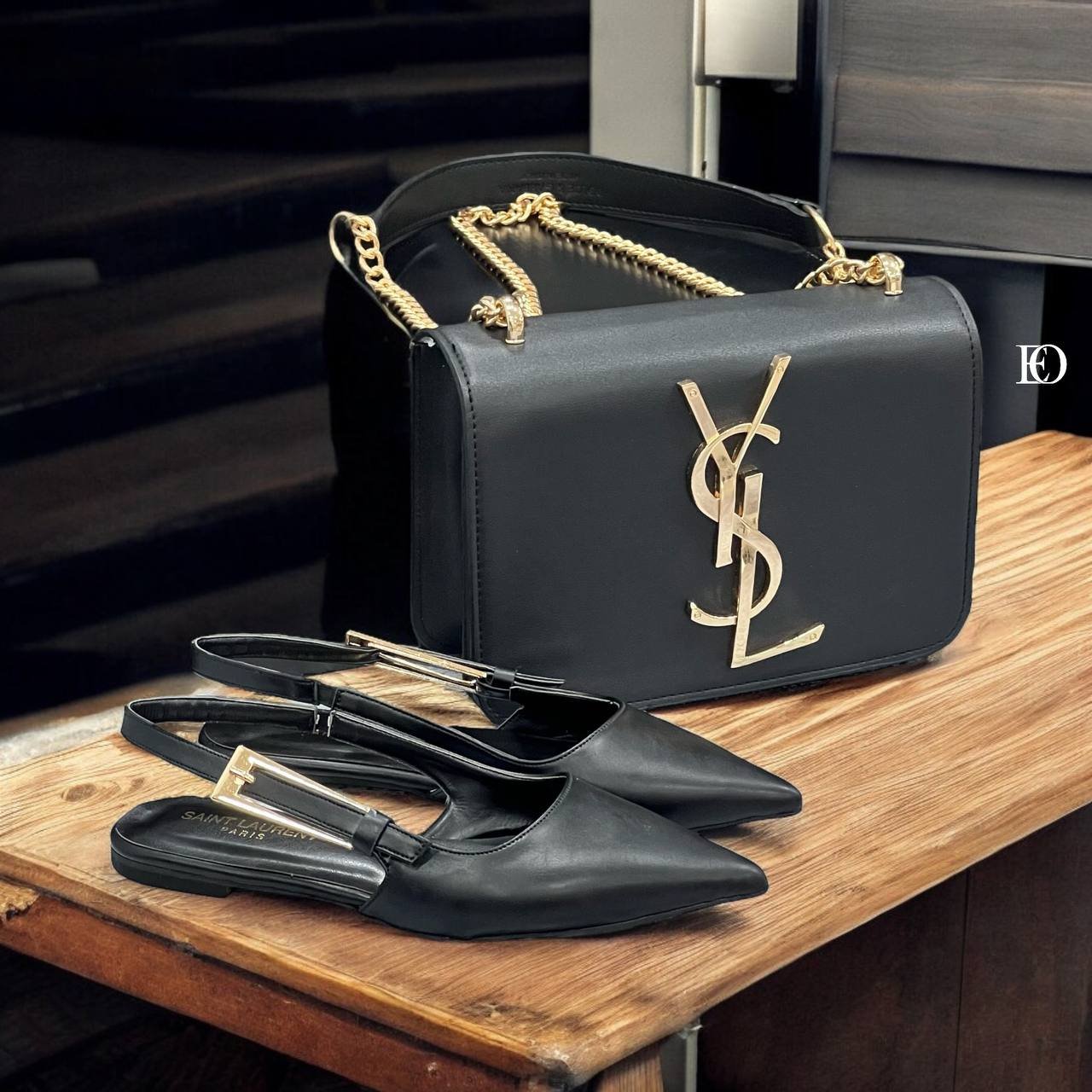 Ensemble Louis Vuitton Élégant : Sac à Main, Portefeuille et Escarpins Assortis