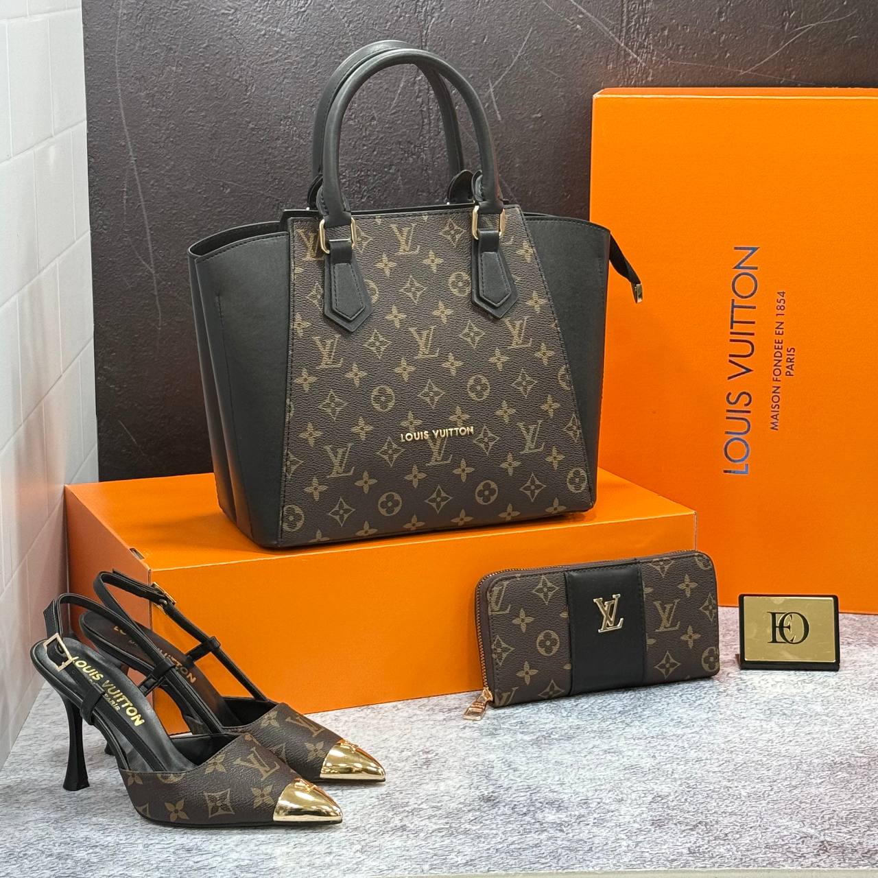 Ensemble Louis Vuitton Élégant : Sac à Main, Portefeuille et Escarpins Assortis