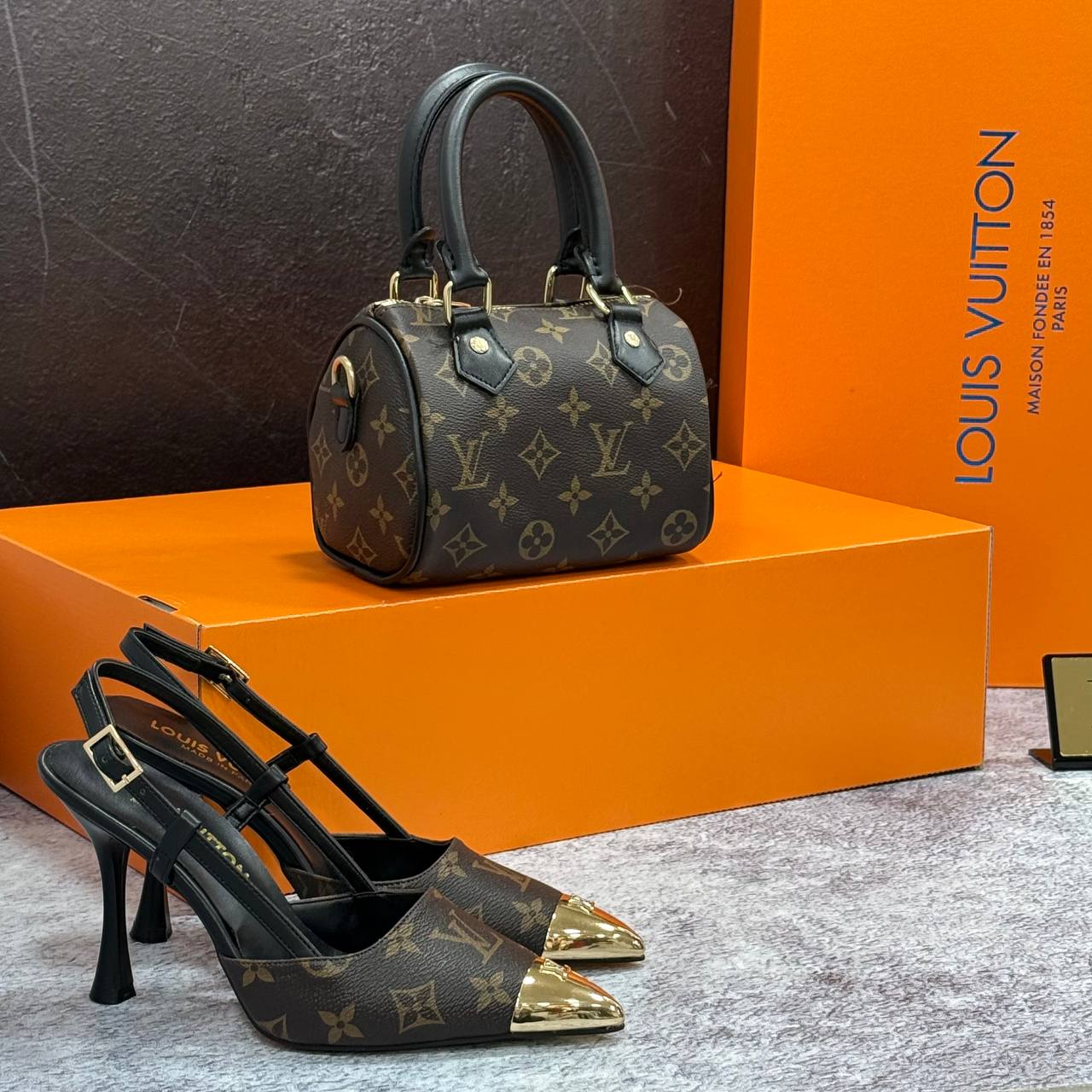  Ensemble Louis Vuitton Marron et Noir : Sac à Main Nano Speedy et Escarpins Assortis