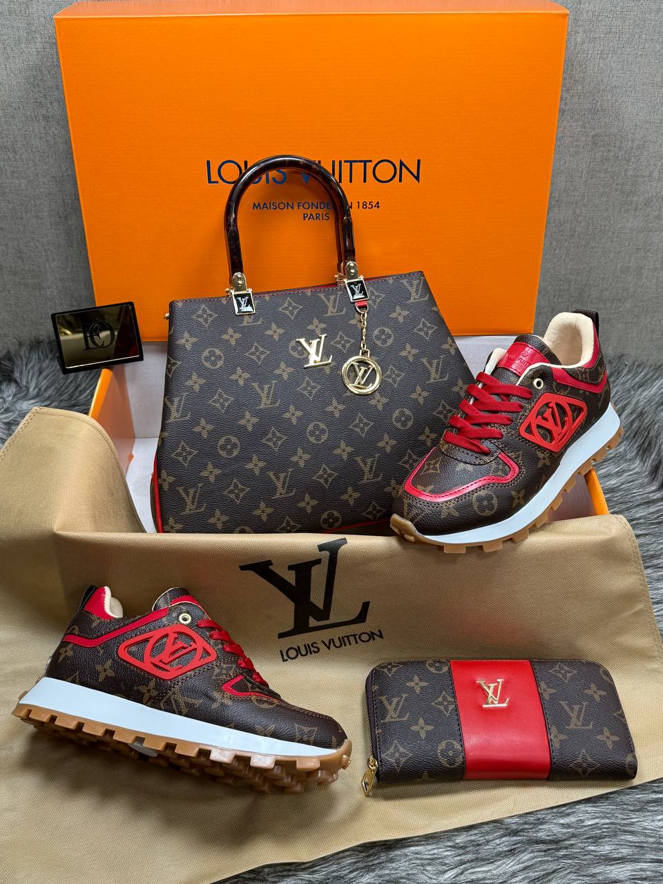  Ensemble Louis Vuitton Marron et Noir : Sac Bowling, Baskets et Portefeuille Assortis