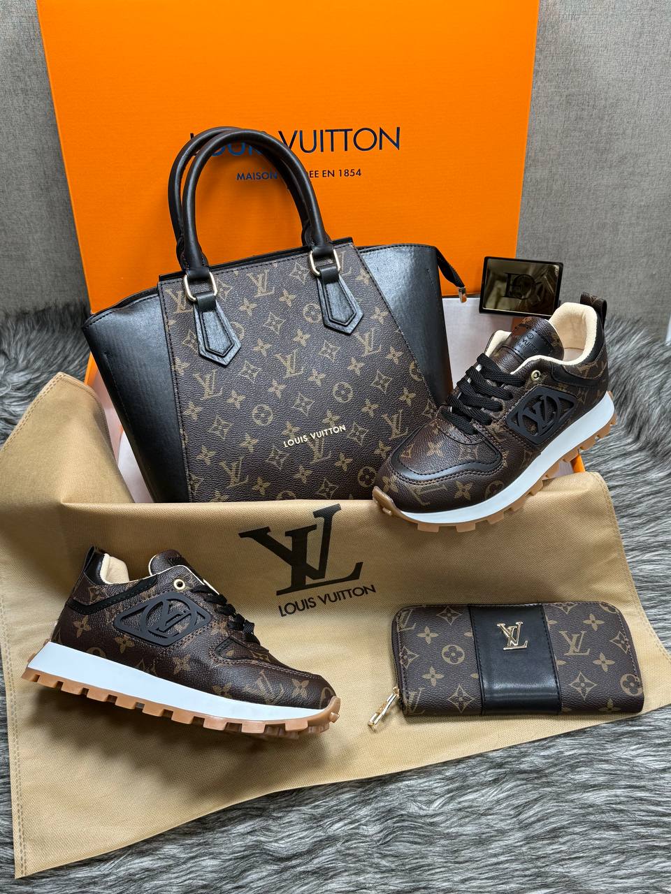  Ensemble Louis Vuitton Marron et Noir : Sac Bowling, Baskets et Portefeuille Assortis