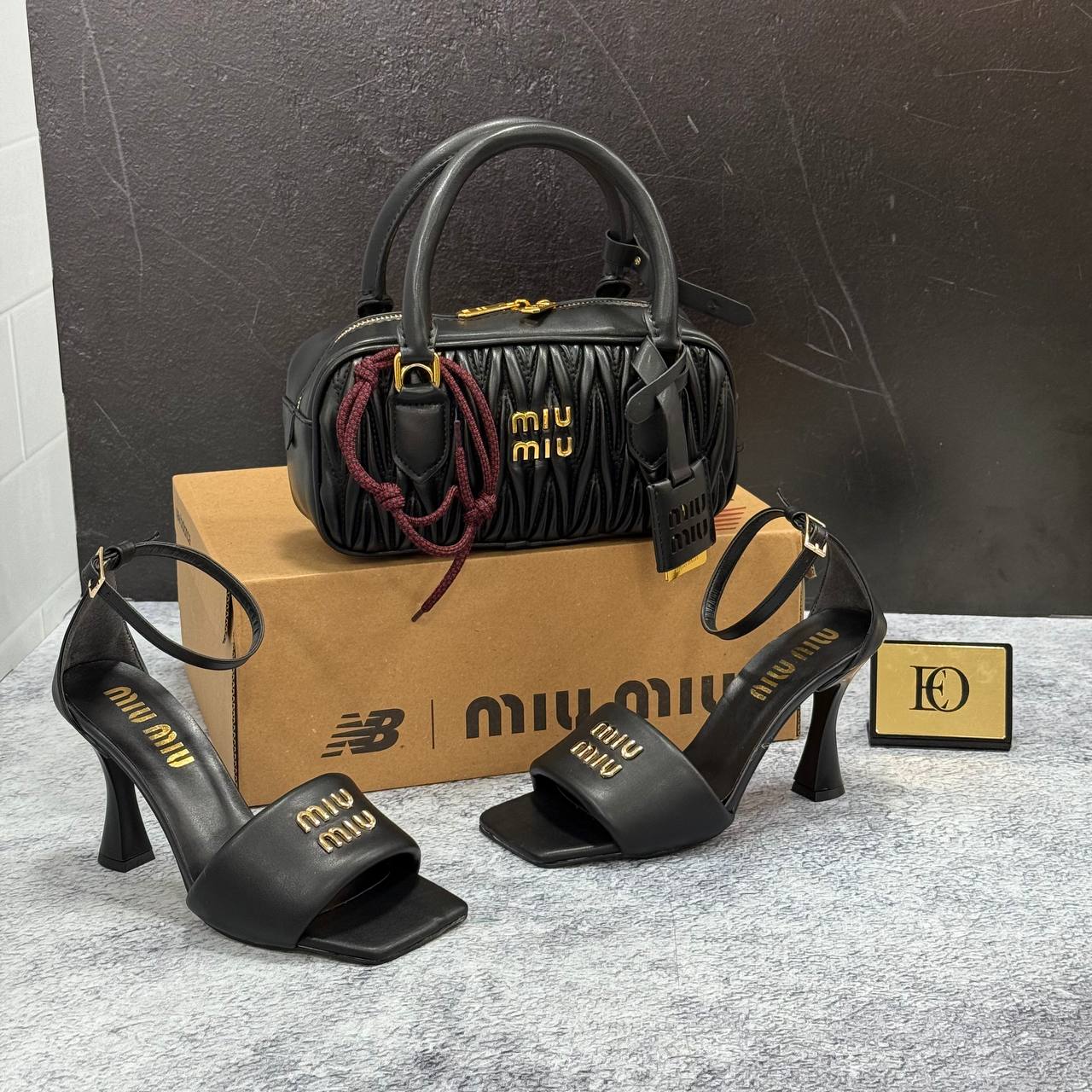 Ensemble Miu Miu Noir Élégant : Sac à Main et Sandales à Talons Assortis