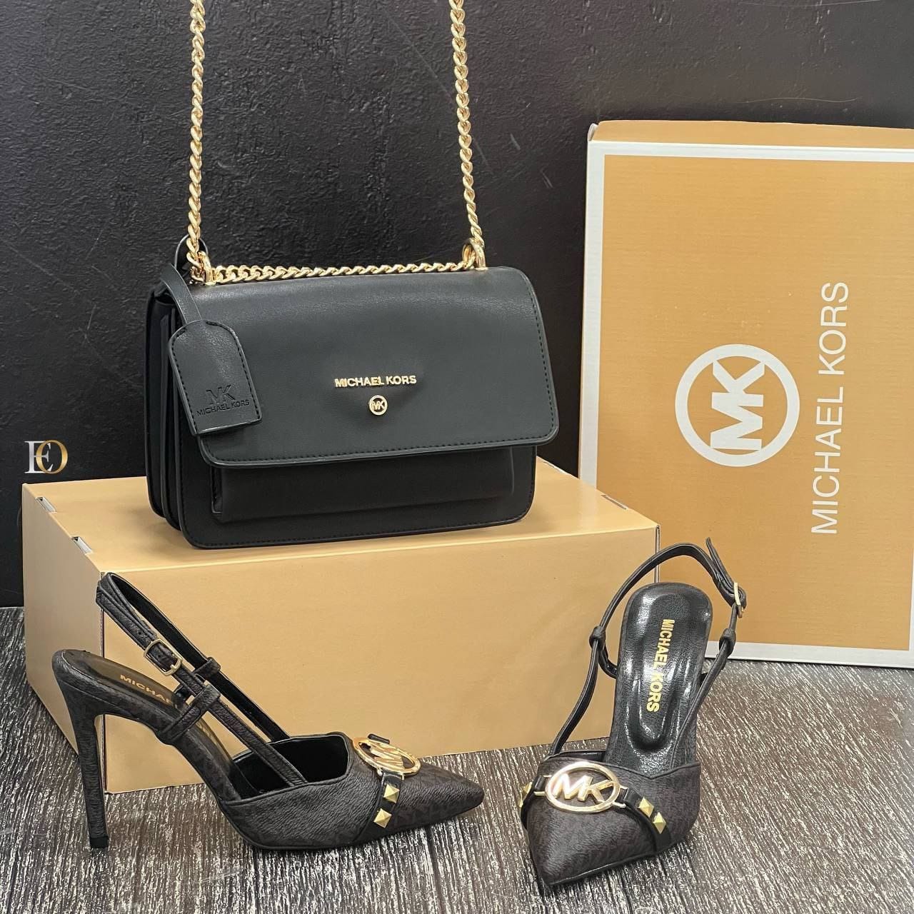 Ensemble Miu Miu Noir Élégant : Sac à Main et Sandales à Talons Assortis